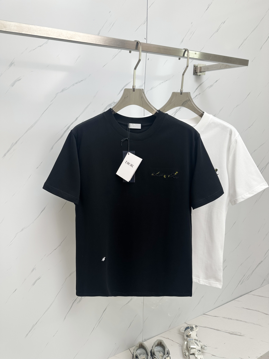 NO:134703,DIOR 25SS summer new round neck short-sleeved T-shirt!  280 grams of heavy high-end pure cotton fabric, the texture is perfect!  Slim-fitting and tailoring design is clean and neat!  Fashionable and beautiful!  The wiring is very exquisite!  Excellent style effect!  And it has super breathable performance!  Easy to control at any age, a must-have item in men's wardrobe. Color Black and White S-2XL, dior, dior, T-shirt, tees, t-shirt, alexander wang19860909DIOR 迪奥 25SS夏季新款圆领短袖T恤！280克重磅高端纯棉面料,手感质感都极完美！修身裁剪设计干净利落！时尚又好看！走线做工非常精致！版型效果超赞！而且透气性能超强！任何年龄阶段都可轻松驾驭,男士衣橱里必备的单品. 颜色 黑白 码数S-2XL,,dior,dior,T-shirt,tees，t-shirt,alexander wang,Men's clothing