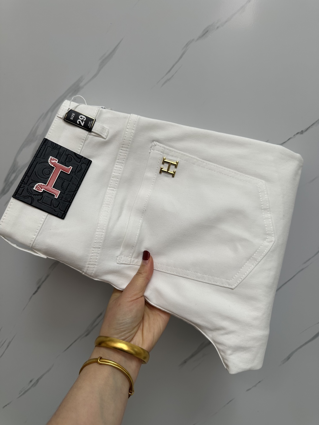 Elegante witte jeans met logo-details en luxe afwerking