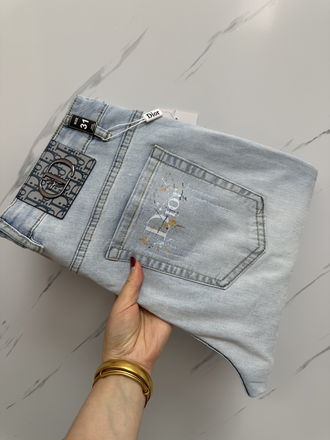 DIOR Jean Délavé avec Logo Imprimé, Coupe Élégante et Confort Exceptionnel