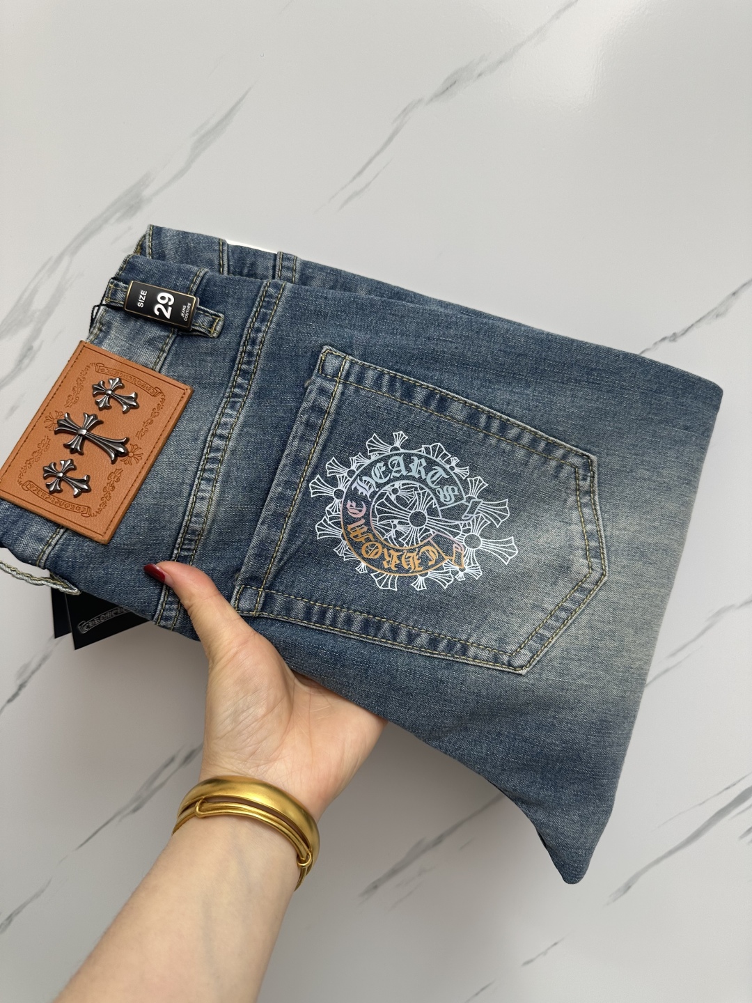 بنطلون جينز Chrome Hearts بتصميم فريد، مزين بطبعة حروف وشعار فاخر