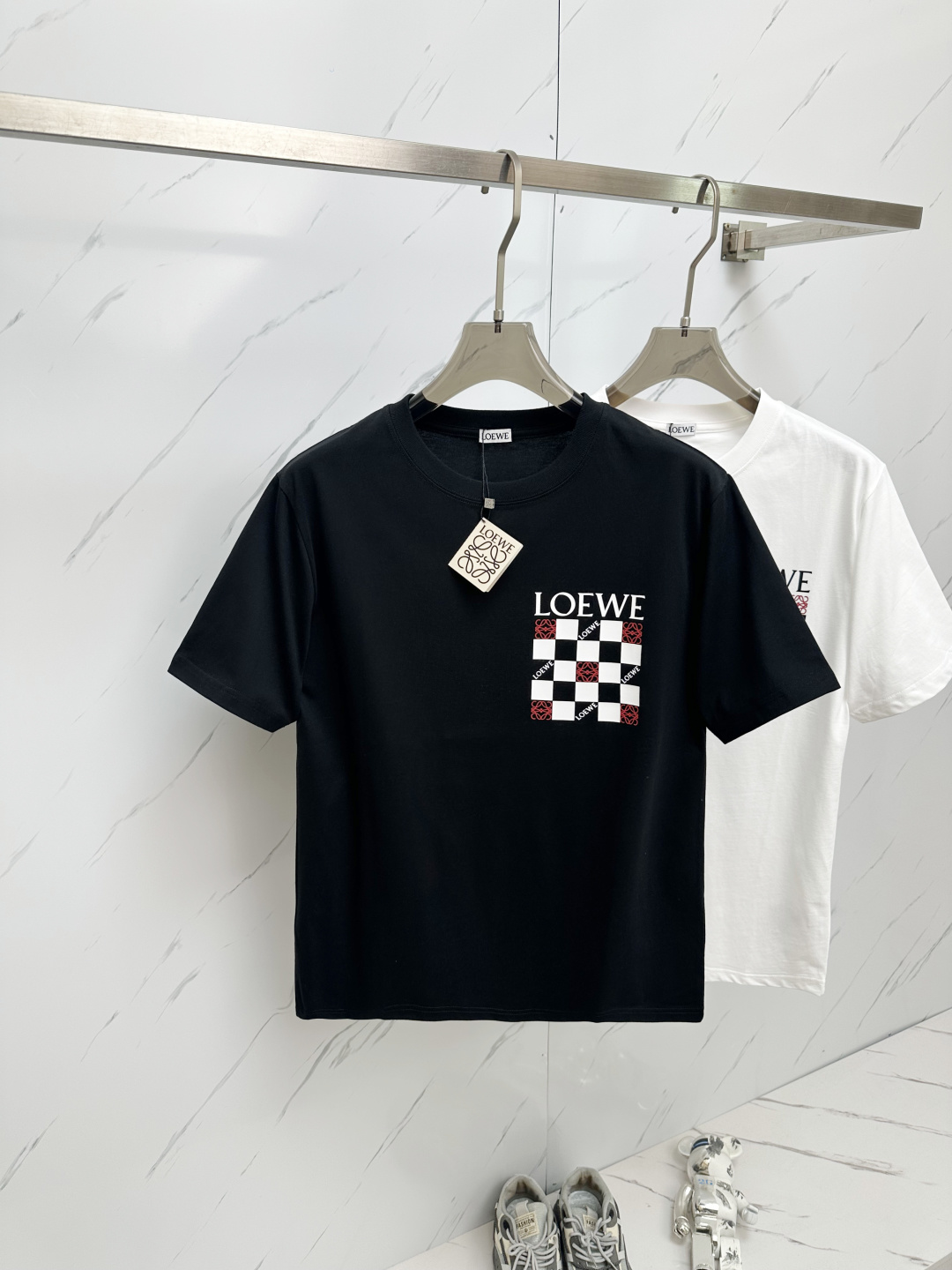 NO:128083,LOEWE 2025 round neck short-sleeved T-shirt three-dimensional thick plate fake pocket LOGO logo official synchronization High-quality Fashionable personality versatile trend Pure original quality Original fabric Number S-2XL,,loewe,T-shirt,tees,t-shirt,alexander wang19860909LOEWE 2025 圆领短袖T恤 立体厚板假口袋LOGO标识 官方同步 高版本 高品质 时尚个性 百搭潮流 纯原品质 原版面料 码数S-2XL,,loewe,T-shirt,tees，t-shirt,alexander wang,Men's clothing