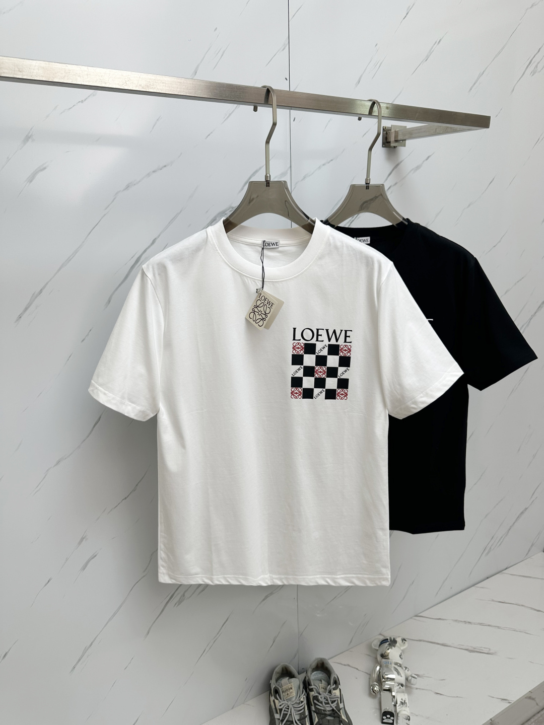 NO:131786,LOEWE 2025 round neck short-sleeved T-shirt three-dimensional thick plate fake pocket LOGO logo official synchronization High-quality Fashionable personality versatile trend Pure original quality Original fabric Number S-2XL,,loewe,T-shirt,tees,t-shirt,alexander wang19860909LOEWE 2025 圆领短袖T恤 立体厚板假口袋LOGO标识 官方同步 高版本 高品质 时尚个性 百搭潮流 纯原品质 原版面料 码数S-2XL,,loewe,T-shirt,tees，t-shirt,alexander wang,Men's clothing