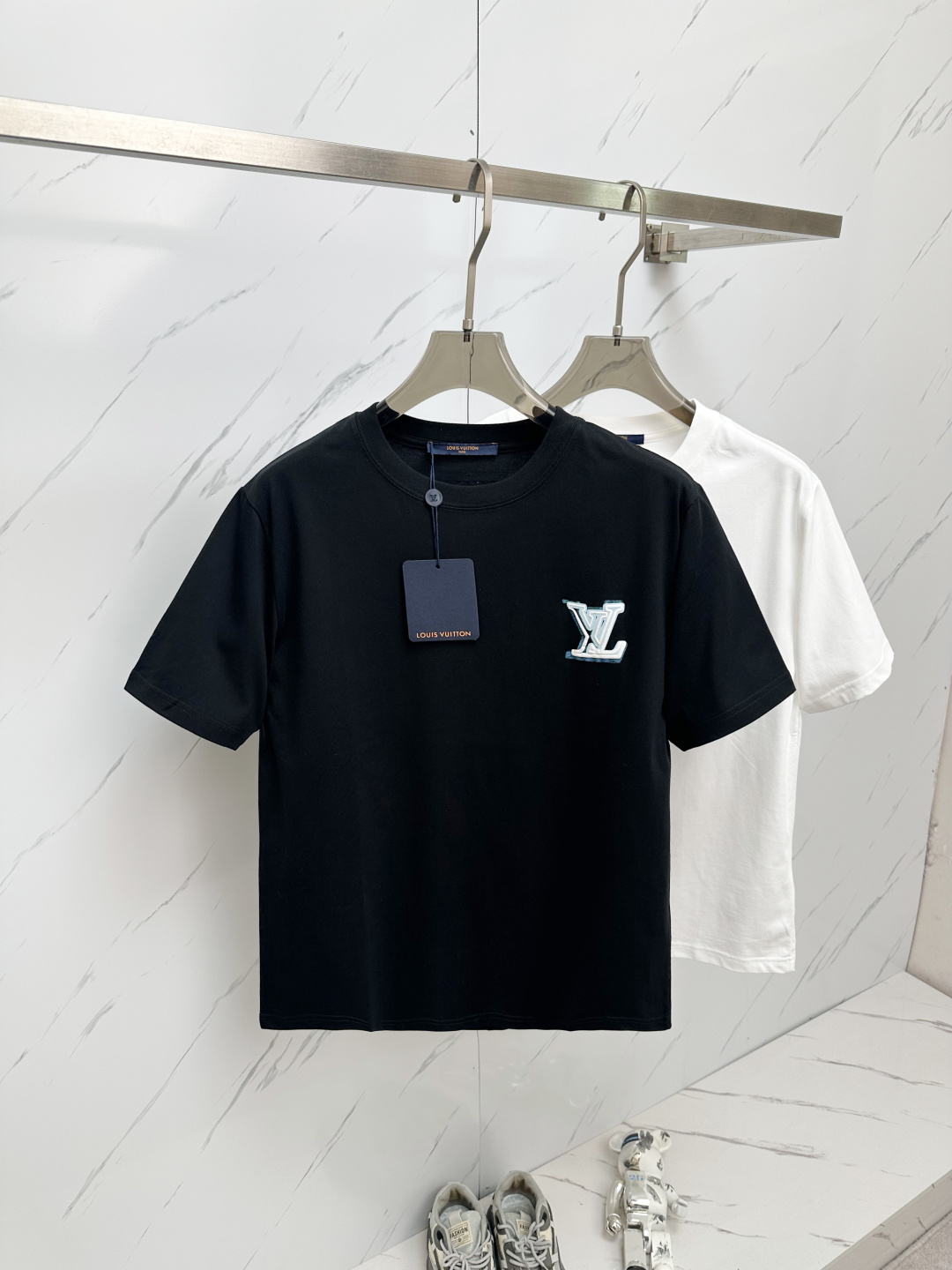 NO:131789,LV 2025 spring and summer new style first-time counter latest short-sleeved round-neck T-shirt, high-end customization, avant-garde and fashionable design!  Brand logo emphasizes craftsmanship design, high-end customized fabric, soft feel, comfortable to wear, exquisite counter-level car lines, fine workmanship, and invincible and handsome upper body effect!  A must-have item for handsome men!  Color black white S-2XL, louis vuitton, T-shirt,tees, t-shirt,alexander wang19860909LV 2025春夏新款首发专柜最新款短袖圆领T恤 高端订制 设计前卫时尚！品牌logo重工艺设计 高端定制面料.手感柔软.穿着舒适.专柜级别精致车线.做工精细.上身效果无敌帅气！型男必备单品！ 颜色黑色 白色 码数S-2XL,,louis vuitton,T-shirt,tees，t-shirt,alexander wang,Men's clothing