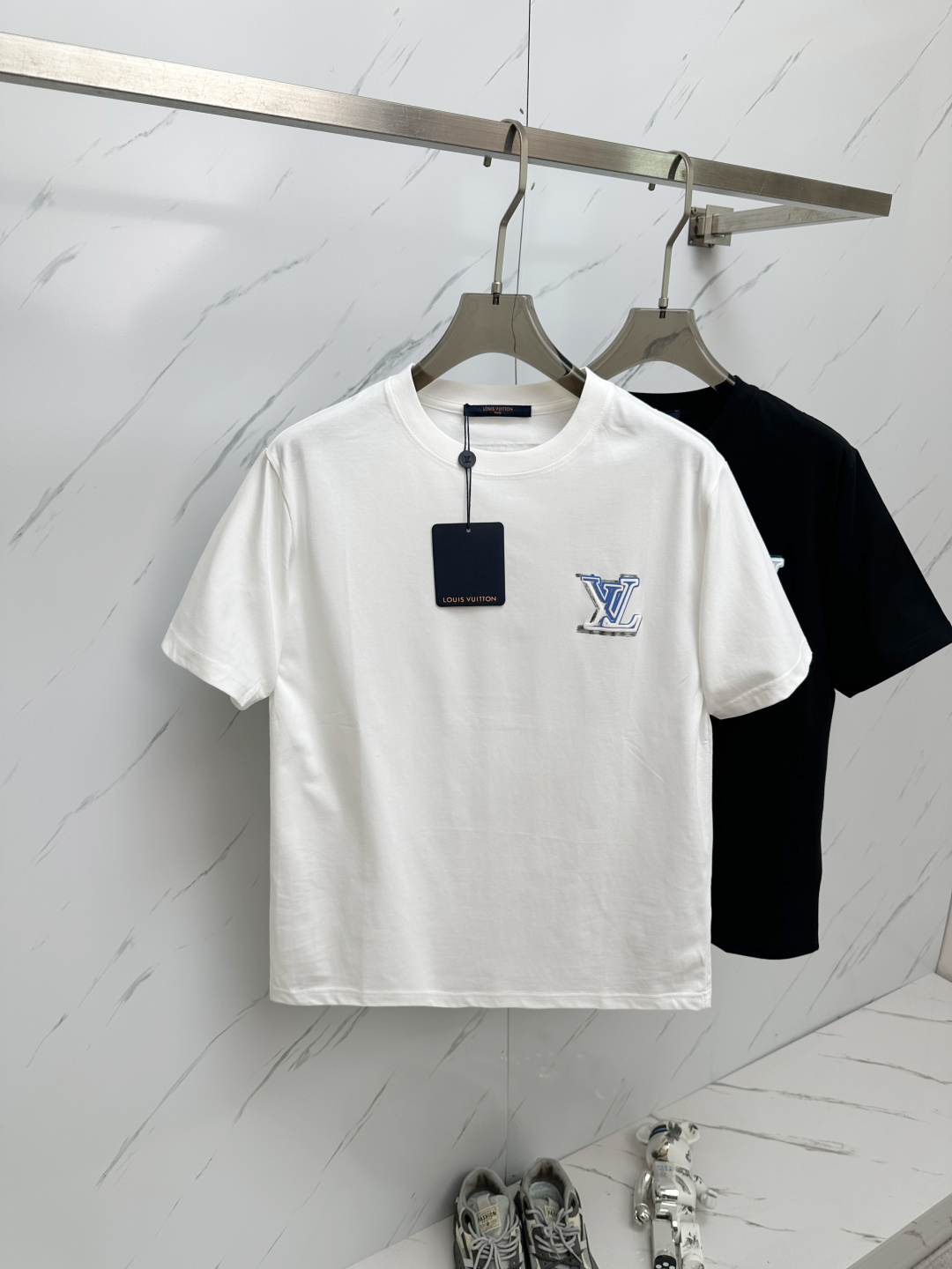 NO:128080,LV 2025 spring and summer new style first-time counter latest short-sleeved round-neck T-shirt, high-end customization, avant-garde and fashionable design!  Brand logo emphasizes craftsmanship design, high-end customized fabric, soft feel, comfortable to wear, exquisite counter-level car lines, fine workmanship, and invincible and handsome upper body effect!  A must-have item for handsome men!  Color black white S-2XL, louis vuitton, T-shirt,tees, t-shirt,alexander wang19860909LV 2025春夏新款首发专柜最新款短袖圆领T恤 高端订制 设计前卫时尚！品牌logo重工艺设计 高端定制面料.手感柔软.穿着舒适.专柜级别精致车线.做工精细.上身效果无敌帅气！型男必备单品！ 颜色黑色 白色 码数S-2XL,,louis vuitton,T-shirt,tees，t-shirt,alexander wang,Men's clothing