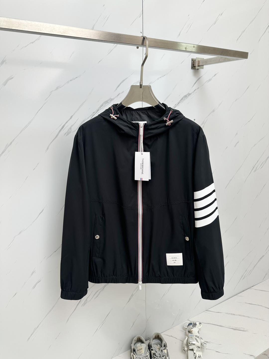 NO:131802,TB 25 Spring and Summer Men's High-end Weaving/Trench Coat Series Jackets High-end Boutique Series, Men and Women's Same Style, Trading Company Channel Orders, Official Website Counter Series, Exclusive First-Open Classic Main Lines, The Most Popular Series Men and Women's Same Style, Classic Urban Casual Style, Versatile Simple Style, Couple Style Jackets!  It can be said to be a must-have for spring and summer. A brand new design style, subversive design, iconic brand pattern logo, new dustproof fabric, light waterproof, casual T-shirt, super fashionable upper body, especially easy to match, spring and summer concave style is naturally indispensable for such high-end configuration. Moreover, its dressing magic is very powerful, basically all types are easy to control, casual style configuration, without discomfort, the new style and tone are more outstanding, and the charm of the outfit is naturally more advanced, more outstanding, more outstanding, but it does not lose temperature. Whether it is for external wear or internal wear, I believe this model is the perfect choice!  !  !  Number of codes M L XL 2XL 3XL Size data M: bust 112cm-shoulder width 45cm-coat length 67cm-sleeve length 62cm L: bust 116cm-shoulder width 46cm-coat length 69cm-sleeve length 63cm XL: bust 120cm-shoulder width 47cm-coat length 71cm-sleeve length 64cm 2XL: bust 124cm-shoulder width 48cm-coat length 73cm-sleeve length 65cm 3XL: bust 128cm-shoulder width 49cm-coat length 75cm-sleeve length 66cm, Jackets & coats,tees, t-shirt, alexander wang19860909TB 25春夏 男装高端梭织/风衣 系列外套 高端精品系列,男女同款,贸易公司渠道订单,官网专柜在售系列,业内独家首发经典主线里最抢手最火爆的系列男女同款,经典都市休闲风尚,百搭简约范,情侣款外套！可以说是春夏季必备款了 全新设计风格,颠覆认知的设计,标志性品牌图案标识,全新防尘面料,轻度防水,随便搭件T恤,上身超时髦,特别的便于搭配,春夏季凹造型自然是少不了这样的高档配置 并且它的穿搭魔力十分之强大,基本上各种类型都是轻而易举的驾驭,休闲的版型配置,不会不适感,全新风格以及调性更加的出色更加的出众,穿搭的魅力自然也更加的高级,更加的出彩更加的显帅,但是又不失温度,无论是外穿还是内搭,我相信此款都是完美之选！！！ 码数M L XL 2XL 3XL 尺码数据 M码:胸围112cm-肩宽45cm-衣长67cm-袖长62cm L码:胸围116cm-肩宽46cm-衣长69cm-袖长63cm XL码:胸围120cm-肩宽47cm-衣长71cm-袖长64cm 2XL码:胸围124cm-肩宽48cm-衣长73cm-袖长65cm 3XL码:胸围128cm-肩宽49cm-衣长75cm-袖长66cm,,jackets & coats,tees，t-shirt,alexander wang,Men's clothing