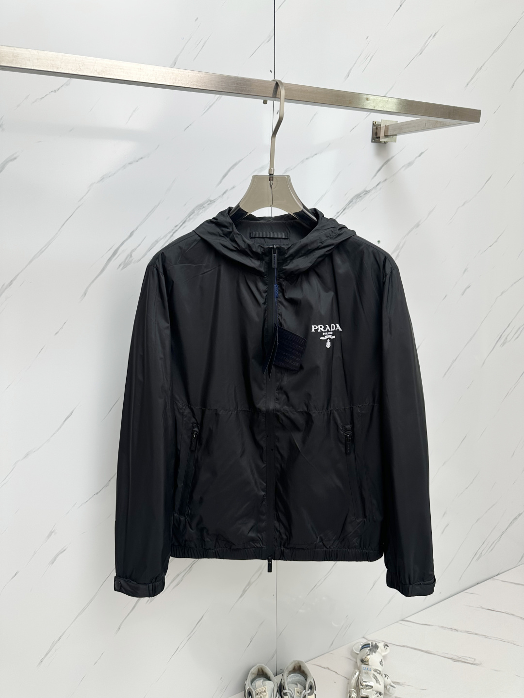 NO:131797,PD# 25 Spring and Summer Men's High-end Weaving/Trench Coat Series Jackets High-end Boutique Series, Men and Women's Same Style, Trading Company Channel Orders, Official Website Counter Series, Exclusive First-Open Classic Main Lines, The Most Popular and Most Popular Series Men and Women's Same Style, Classic Urban Casual Style, Versatile Simple Style, Couple Style Jackets!  It can be said to be a must-have for spring and summer. A brand new design style, subversive design, iconic brand pattern logo, new dustproof fabric, light waterproof, casual T-shirt, super fashionable upper body, especially easy to match, spring and summer concave style is naturally indispensable for such high-end configuration. Moreover, its dressing magic is very powerful, basically all types are easy to control, casual style configuration, without discomfort, the new style and tone are more outstanding, and the charm of the outfit is naturally more advanced, more outstanding, more outstanding, but it does not lose its temperature. Whether it is for external or internal, I believe this style is the perfect choice!  !  !  Number of codes M L XL 2XL 3XL Size data M: bust 112cm-shoulder width 45cm-coat length 67cm-sleeve length 62cm L: bust 116cm-shoulder width 46cm-coat length 69cm-sleeve length 63cm XL: bust 120cm-shoulder width 47cm-coat length 71cm-sleeve length 64cm 2XL: bust 124cm-shoulder width 48cm-coat length 73cm-sleeve length 65cm 3XL: bust 128cm-shoulder width 49cm-coat length 75cm-sleeve length 66cm, Jackets & coats,tees, t-shirt, alexander wang19860909PD# 25春夏 男装高端梭织/风衣 系列外套 高端精品系列,男女同款,贸易公司渠道订单,官网专柜在售系列,业内独家首发经典主线里最抢手最火爆的系列男女同款,经典都市休闲风尚,百搭简约范,情侣款外套！可以说是春夏季必备款了 全新设计风格,颠覆认知的设计,标志性品牌图案标识,全新防尘面料,轻度防水,随便搭件T恤,上身超时髦,特别的便于搭配,春夏季凹造型自然是少不了这样的高档配置 并且它的穿搭魔力十分之强大,基本上各种类型都是轻而易举的驾驭,休闲的版型配置,不会不适感,全新风格以及调性更加的出色更加的出众,穿搭的魅力自然也更加的高级,更加的出彩更加的显帅,但是又不失温度,无论是外穿还是内搭,我相信此款都是完美之选！！！ 码数M L XL 2XL 3XL 尺码数据 M码:胸围112cm-肩宽45cm-衣长67cm-袖长62cm L码:胸围116cm-肩宽46cm-衣长69cm-袖长63cm XL码:胸围120cm-肩宽47cm-衣长71cm-袖长64cm 2XL码:胸围124cm-肩宽48cm-衣长73cm-袖长65cm 3XL码:胸围128cm-肩宽49cm-衣长75cm-袖长66cm,,jackets & coats,tees，t-shirt,alexander wang,Men's clothing