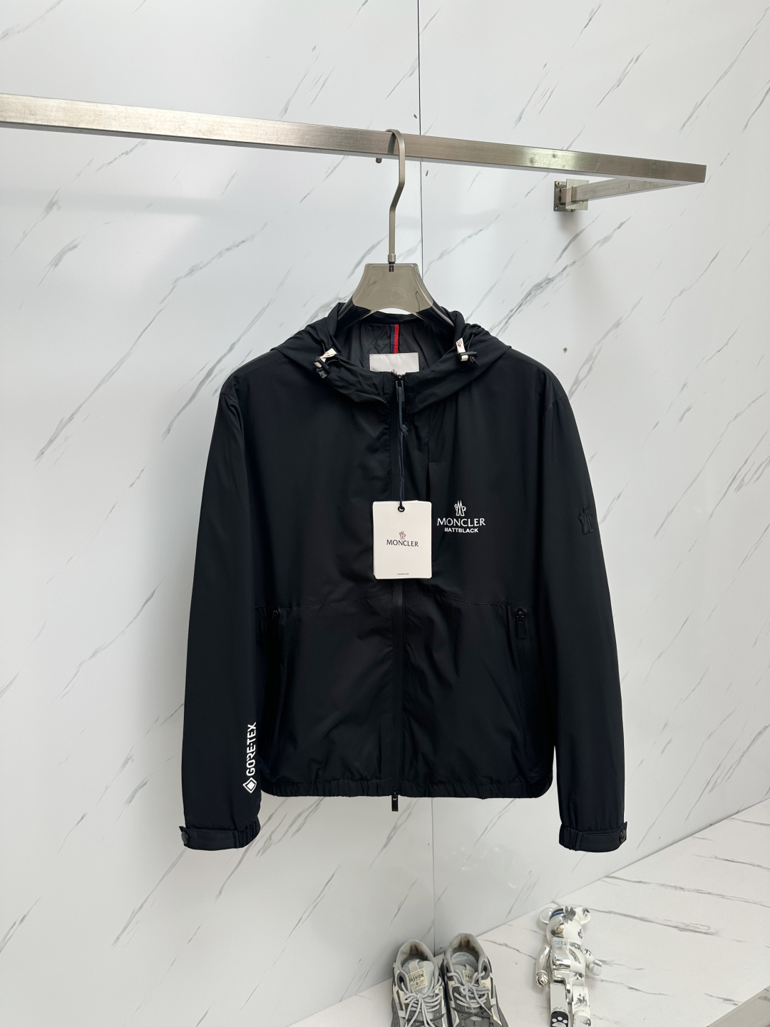 NO:131794,MO 25 Spring and Summer Men's High-end Weaving/Trench Coat Series Jackets High-end Boutique Series, Men and Women's Same Style, Trading Company Channel Orders, Official Website Counter Series, Exclusive First-Open Classic Main Lines, The Most Popular Series Men and Women's Same Style, Classic Urban Casual Style, Versatile Simple Style, Couple Style Jackets!  It can be said to be a must-have for spring and summer. A brand new design style, subversive design, iconic brand pattern logo, new dustproof fabric, light waterproof, casual T-shirt, super fashionable upper body, especially easy to match, spring and summer concave style is naturally indispensable for such high-end configuration. Moreover, its dressing magic is very powerful, basically all types are easy to control, casual style configuration, without discomfort, the new style and tone are more outstanding, and the charm of the outfit is naturally more advanced, more outstanding, more outstanding, but it does not lose temperature. Whether it is for external wear or internal wear, I believe this model is the perfect choice!  !  !  Number of codes M L XL 2XL 3XL Size data M: bust 112cm-shoulder width 45cm-coat length 67cm-sleeve length 62cm L: bust 116cm-shoulder width 46cm-coat length 69cm-sleeve length 63cm XL: bust 120cm-shoulder width 47cm-coat length 71cm-sleeve length 64cm 2XL: bust 124cm-shoulder width 48cm-coat length 73cm-sleeve length 65cm 3XL: bust 128cm-shoulder width 49cm-coat length 75cm-sleeve length 66cm, Jackets & coats,tees, t-shirt, alexander wang19860909MO 25春夏 男装高端梭织/风衣 系列外套 高端精品系列,男女同款,贸易公司渠道订单,官网专柜在售系列,业内独家首发经典主线里最抢手最火爆的系列男女同款,经典都市休闲风尚,百搭简约范,情侣款外套！可以说是春夏季必备款了 全新设计风格,颠覆认知的设计,标志性品牌图案标识,全新防尘面料,轻度防水,随便搭件T恤,上身超时髦,特别的便于搭配,春夏季凹造型自然是少不了这样的高档配置 并且它的穿搭魔力十分之强大,基本上各种类型都是轻而易举的驾驭,休闲的版型配置,不会不适感,全新风格以及调性更加的出色更加的出众,穿搭的魅力自然也更加的高级,更加的出彩更加的显帅,但是又不失温度,无论是外穿还是内搭,我相信此款都是完美之选！！！ 码数M L XL 2XL 3XL 尺码数据 M码:胸围112cm-肩宽45cm-衣长67cm-袖长62cm L码:胸围116cm-肩宽46cm-衣长69cm-袖长63cm XL码:胸围120cm-肩宽47cm-衣长71cm-袖长64cm 2XL码:胸围124cm-肩宽48cm-衣长73cm-袖长65cm 3XL码:胸围128cm-肩宽49cm-衣长75cm-袖长66cm,,jackets & coats,tees，t-shirt,alexander wang,Men's clothing