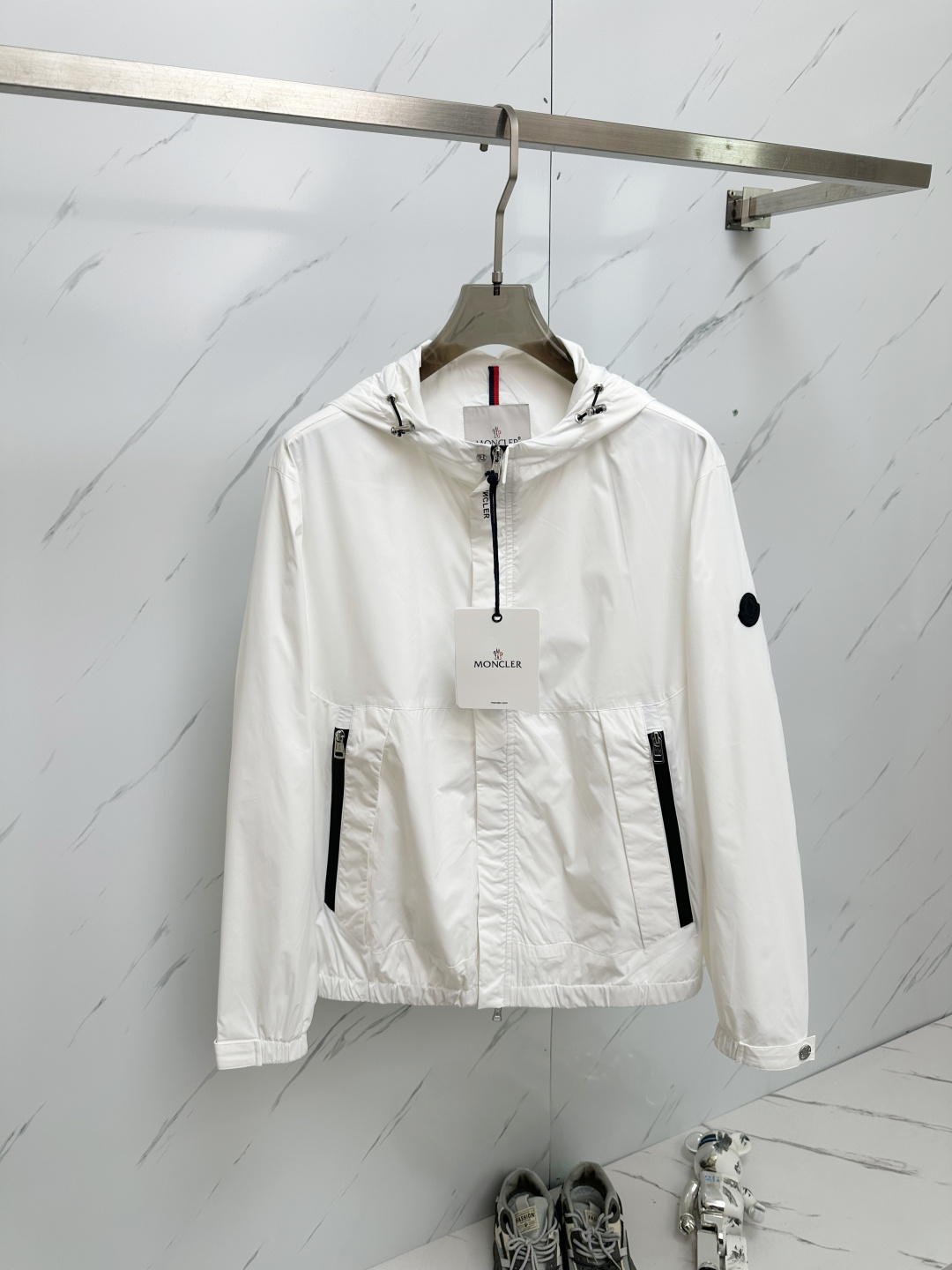 NO:131800,MO 25 Spring and Summer Men's High-end Weaving/Trench Coat Series Jackets High-end Boutique Series, Men and Women's Same Style, Trading Company Channel Orders, Official Website Counter Series, Exclusive First-Open Classic Main Lines, The Most Popular Series Men and Women's Same Style, Classic Urban Casual Style, Versatile Simple Style, Couple Style Jackets!  It can be said to be a must-have for spring and summer. A brand new design style, subversive design, iconic brand pattern logo, new dustproof fabric, light waterproof, casual T-shirt, super fashionable upper body, especially easy to match, spring and summer concave style is naturally indispensable for such high-end configuration. Moreover, its dressing magic is very powerful, basically all types are easy to control, casual style configuration, without discomfort, the new style and tone are more outstanding, and the charm of the outfit is naturally more advanced, more outstanding, more outstanding, but it does not lose its temperature. Whether it is for external or internal, I believe this style is the perfect choice!  !  !  Number of codes M L XL 2XL 3XL Size data M: bust 112cm-shoulder width 45cm-coat length 67cm-sleeve length 62cm L: bust 116cm-shoulder width 46cm-coat length 69cm-sleeve length 63cm XL: bust 120cm-shoulder width 47cm-coat length 71cm-sleeve length 64cm 2XL: bust 124cm-shoulder width 48cm-coat length 73cm-sleeve length 65cm 3XL: bust 128cm-shoulder width 49cm-coat length 75cm-sleeve length 66cm, Jackets & coats,tees, t-shirt, alexander wang19860909MO 25春夏 男装高端梭织/风衣 系列外套 高端精品系列,男女同款,贸易公司渠道订单,官网专柜在售系列,业内独家首发经典主线里最抢手最火爆的系列男女同款,经典都市休闲风尚,百搭简约范,情侣款外套！可以说是春夏季必备款了 全新设计风格,颠覆认知的设计,标志性品牌图案标识,全新防尘面料,轻度防水,随便搭件T恤,上身超时髦,特别的便于搭配,春夏季凹造型自然是少不了这样的高档配置 并且它的穿搭魔力十分之强大,基本上各种类型都是轻而易举的驾驭,休闲的版型配置,不会不适感,全新风格以及调性更加的出色更加的出众,穿搭的魅力自然也更加的高级,更加的出彩更加的显帅,但是又不失温度,无论是外穿还是内搭,我相信此款都是完美之选！！！ 码数M L XL 2XL 3XL 尺码数据 M码:胸围112cm-肩宽45cm-衣长67cm-袖长62cm L码:胸围116cm-肩宽46cm-衣长69cm-袖长63cm XL码:胸围120cm-肩宽47cm-衣长71cm-袖长64cm 2XL码:胸围124cm-肩宽48cm-衣长73cm-袖长65cm 3XL码:胸围128cm-肩宽49cm-衣长75cm-袖长66cm,,jackets & coats,tees，t-shirt,alexander wang,Men's clothing