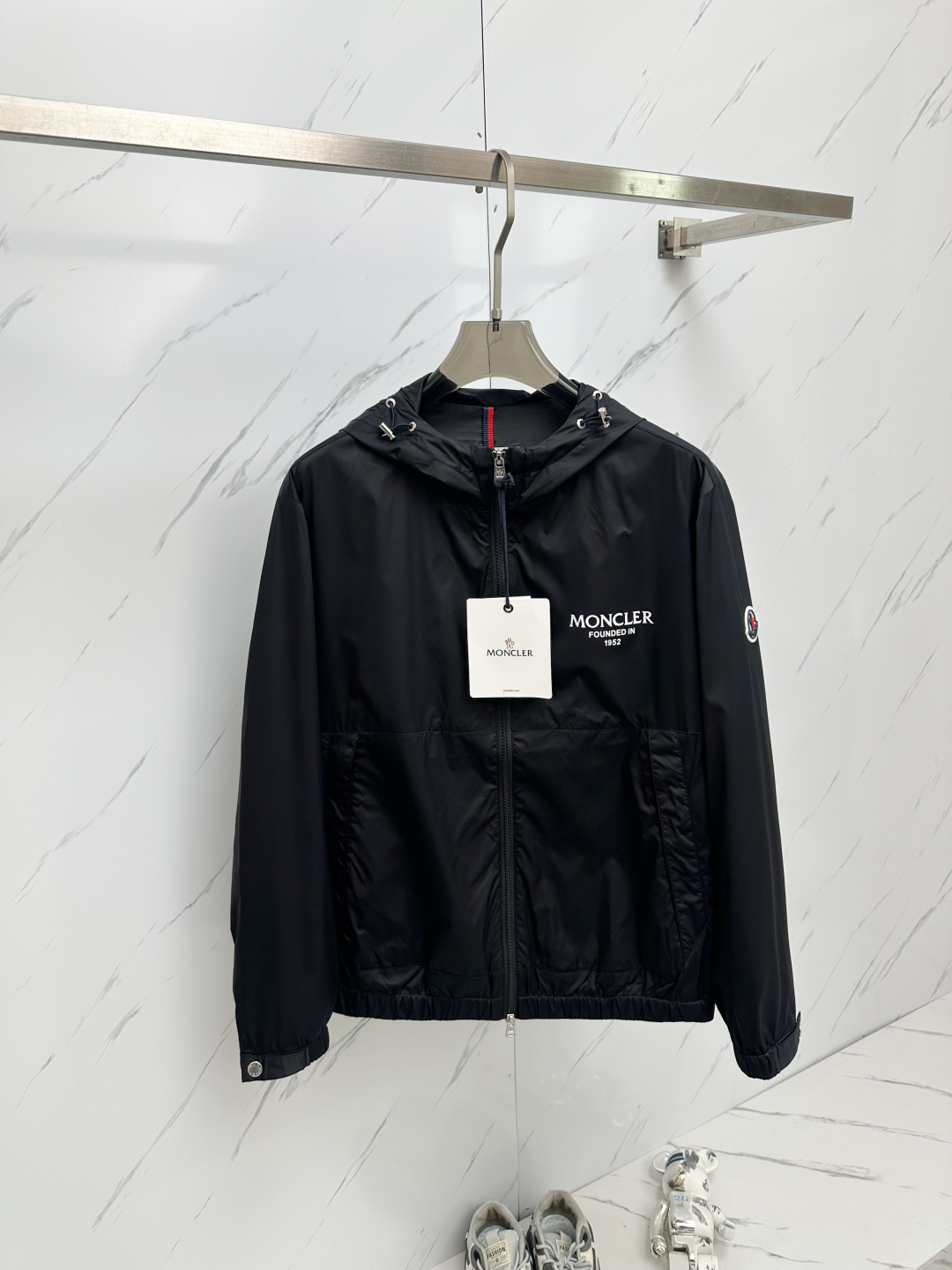 NO:131805,MO 25 Spring and Summer Men's High-end Weaving/Trench Coat Series Jackets High-end Boutique Series, Men and Women's Same Style, Trading Company Channel Orders, Official Website Counter Series, Exclusive First-Open Classic Main Lines, The Most Popular Series Men and Women's Same Style, Classic Urban Casual Style, Versatile Simple Style, Couple Style Jackets!  It can be said to be a must-have for spring and summer. A brand new design style, subversive design, iconic brand pattern logo, new dustproof fabric, light waterproof, casual T-shirt, super fashionable upper body, especially easy to match, spring and summer concave style is naturally indispensable for such high-end configuration. Moreover, its dressing magic is very powerful, basically all types are easy to control, casual style configuration, without discomfort, the new style and tone are more outstanding, and the charm of the outfit is naturally more advanced, more outstanding, more outstanding, but it does not lose temperature. Whether it is for external or internal, I believe this style is the perfect choice!  !  !  Number of codes M L XL 2XL 3XL Size data M: bust 112cm-shoulder width 45cm-coat length 67cm-sleeve length 62cm L: bust 116cm-shoulder width 46cm-coat length 69cm-sleeve length 63cm XL: bust 120cm-shoulder width 47cm-coat length 71cm-sleeve length 64cm 2XL: bust 124cm-shoulder width 48cm-coat length 73cm-sleeve length 65cm 3XL: bust 128cm-shoulder width 49cm-coat length 75cm-sleeve length 66cm, Jackets & coats,tees, t-shirt, alexander wang19860909MO 25春夏 男装高端梭织/风衣 系列外套 高端精品系列,男女同款,贸易公司渠道订单,官网专柜在售系列,业内独家首发经典主线里最抢手最火爆的系列男女同款,经典都市休闲风尚,百搭简约范,情侣款外套！可以说是春夏季必备款了 全新设计风格,颠覆认知的设计,标志性品牌图案标识,全新防尘面料,轻度防水,随便搭件T恤,上身超时髦,特别的便于搭配,春夏季凹造型自然是少不了这样的高档配置 并且它的穿搭魔力十分之强大,基本上各种类型都是轻而易举的驾驭,休闲的版型配置,不会不适感,全新风格以及调性更加的出色更加的出众,穿搭的魅力自然也更加的高级,更加的出彩更加的显帅,但是又不失温度,无论是外穿还是内搭,我相信此款都是完美之选！！！ 码数M L XL 2XL 3XL 尺码数据 M码:胸围112cm-肩宽45cm-衣长67cm-袖长62cm L码:胸围116cm-肩宽46cm-衣长69cm-袖长63cm XL码:胸围120cm-肩宽47cm-衣长71cm-袖长64cm 2XL码:胸围124cm-肩宽48cm-衣长73cm-袖长65cm 3XL码:胸围128cm-肩宽49cm-衣长75cm-袖长66cm,,jackets & coats,tees，t-shirt,alexander wang,Men's clothing