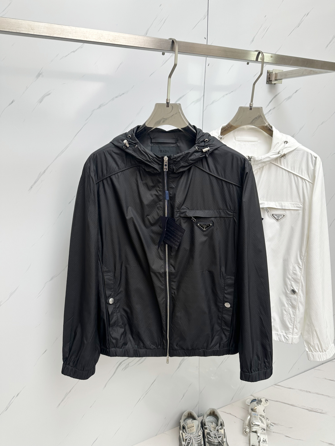 NO:131803,PD# 25 Spring and Summer Men's High-end Weaving/Trench Coat Series Jackets High-end Boutique Series, Men and Women's Same Style, Trading Company Channel Orders, Official Website Counter Series, Exclusive First-Open Classic Main Lines, The Most Popular and Most Popular Series Men and Women's Same Style, Classic Urban Casual Style, Versatile Simple Style, Couple Style Jackets!  It can be said to be a must-have for spring and summer. A brand new design style, subversive design, iconic brand pattern logo, new dustproof fabric, light waterproof, casual T-shirt, super fashionable upper body, especially easy to match, spring and summer concave style is naturally indispensable for such high-end configuration. Moreover, its dressing magic is very powerful, basically all types are easy to control, casual style configuration, without discomfort, the new style and tone are more outstanding, and the charm of the outfit is naturally more advanced, more outstanding, more outstanding, but it does not lose temperature. Whether it is for external wear or internal wear, I believe this model is the perfect choice!  !  !  Number of codes M L XL 2XL 3XL Size data M: bust 112cm-shoulder width 45cm-coat length 67cm-sleeve length 62cm L: bust 116cm-shoulder width 46cm-coat length 69cm-sleeve length 63cm XL: bust 120cm-shoulder width 47cm-coat length 71cm-sleeve length 64cm 2XL: bust 124cm-shoulder width 48cm-coat length 73cm-sleeve length 65cm 3XL: bust 128cm-shoulder width 49cm-coat length 75cm-sleeve length 66cm, Jackets & coats,tees, t-shirt, alexander wang19860909PD# 25春夏 男装高端梭织/风衣 系列外套 高端精品系列,男女同款,贸易公司渠道订单,官网专柜在售系列,业内独家首发经典主线里最抢手最火爆的系列男女同款,经典都市休闲风尚,百搭简约范,情侣款外套！可以说是春夏季必备款了 全新设计风格,颠覆认知的设计,标志性品牌图案标识,全新防尘面料,轻度防水,随便搭件T恤,上身超时髦,特别的便于搭配,春夏季凹造型自然是少不了这样的高档配置 并且它的穿搭魔力十分之强大,基本上各种类型都是轻而易举的驾驭,休闲的版型配置,不会不适感,全新风格以及调性更加的出色更加的出众,穿搭的魅力自然也更加的高级,更加的出彩更加的显帅,但是又不失温度,无论是外穿还是内搭,我相信此款都是完美之选！！！ 码数M L XL 2XL 3XL 尺码数据 M码:胸围112cm-肩宽45cm-衣长67cm-袖长62cm L码:胸围116cm-肩宽46cm-衣长69cm-袖长63cm XL码:胸围120cm-肩宽47cm-衣长71cm-袖长64cm 2XL码:胸围124cm-肩宽48cm-衣长73cm-袖长65cm 3XL码:胸围128cm-肩宽49cm-衣长75cm-袖长66cm,,jackets & coats,tees，t-shirt,alexander wang,Men's clothing