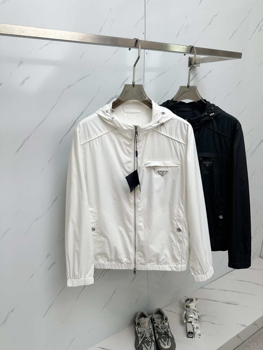 NO:128086,PD# 25 Spring and Summer Men's High-end Weaving/Trench Coat Series Jackets High-end Boutique Series, Men and Women's Same Style, Trading Company Channel Orders, Official Website Counter Series, Exclusive First-Open Classic Main Lines, The Most Popular and Most Popular Series Men and Women's Same Style, Classic Urban Casual Style, Versatile Simple Style, Couple Style Jackets!  It can be said to be a must-have for spring and summer. A brand new design style, subversive design, iconic brand pattern logo, new dustproof fabric, light waterproof, casual T-shirt, super fashionable upper body, especially easy to match, spring and summer concave style is naturally indispensable for such high-end configuration. Moreover, its dressing magic is very powerful, basically all types are easy to control, casual style configuration, without discomfort, the new style and tone are more outstanding, and the charm of the outfit is naturally more advanced, more outstanding, more outstanding, but it does not lose temperature. Whether it is for external or internal, I believe this style is the perfect choice!  !  !  Number of codes M L XL 2XL 3XL Size data M: bust 112cm-shoulder width 45cm-coat length 67cm-sleeve length 62cm L: bust 116cm-shoulder width 46cm-coat length 69cm-sleeve length 63cm XL: bust 120cm-shoulder width 47cm-coat length 71cm-sleeve length 64cm 2XL: bust 124cm-shoulder width 48cm-coat length 73cm-sleeve length 65cm 3XL: bust 128cm-shoulder width 49cm-coat length 75cm-sleeve length 66cm, Jackets & coats,tees, t-shirt, alexander wang19860909PD# 25春夏 男装高端梭织/风衣 系列外套 高端精品系列,男女同款,贸易公司渠道订单,官网专柜在售系列,业内独家首发经典主线里最抢手最火爆的系列男女同款,经典都市休闲风尚,百搭简约范,情侣款外套！可以说是春夏季必备款了 全新设计风格,颠覆认知的设计,标志性品牌图案标识,全新防尘面料,轻度防水,随便搭件T恤,上身超时髦,特别的便于搭配,春夏季凹造型自然是少不了这样的高档配置 并且它的穿搭魔力十分之强大,基本上各种类型都是轻而易举的驾驭,休闲的版型配置,不会不适感,全新风格以及调性更加的出色更加的出众,穿搭的魅力自然也更加的高级,更加的出彩更加的显帅,但是又不失温度,无论是外穿还是内搭,我相信此款都是完美之选！！！ 码数M L XL 2XL 3XL 尺码数据 M码:胸围112cm-肩宽45cm-衣长67cm-袖长62cm L码:胸围116cm-肩宽46cm-衣长69cm-袖长63cm XL码:胸围120cm-肩宽47cm-衣长71cm-袖长64cm 2XL码:胸围124cm-肩宽48cm-衣长73cm-袖长65cm 3XL码:胸围128cm-肩宽49cm-衣长75cm-袖长66cm,,jackets & coats,tees，t-shirt,alexander wang,Men's clothing