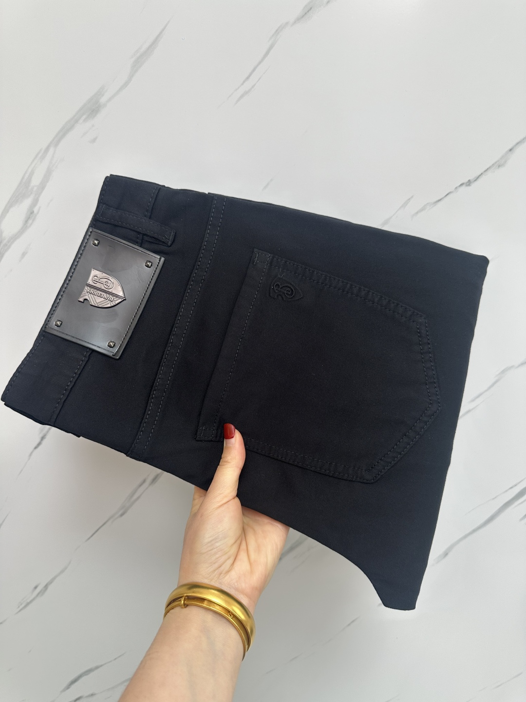 NO:161197,The official website counter is available at the same time. The original single product is a super stylish jeans, customized original washing denim fabric, unique design, top-grade printing craft letter pattern logo, original hardware and auxiliary decoration, extremely superior jeans, the materials and craftsmanship are extremely luxurious and exquisite, the grade is extremely high, the upper body is handsome and stylish, recommended, digits 29-38, jeans, alexander wang19860909官网专柜同步有售,原单狠货,超级有范儿的一款牛仔裤,定制原版水洗牛仔面料,独特设计,顶级印花工艺字母图案logo,原版五金辅料装饰,极为翘楚的一款牛仔裤,用料与工艺都极致奢华精湛,档次极高,上身帅气有型,推荐,码数29—38,,jeans,alexander wang,Men's clothing