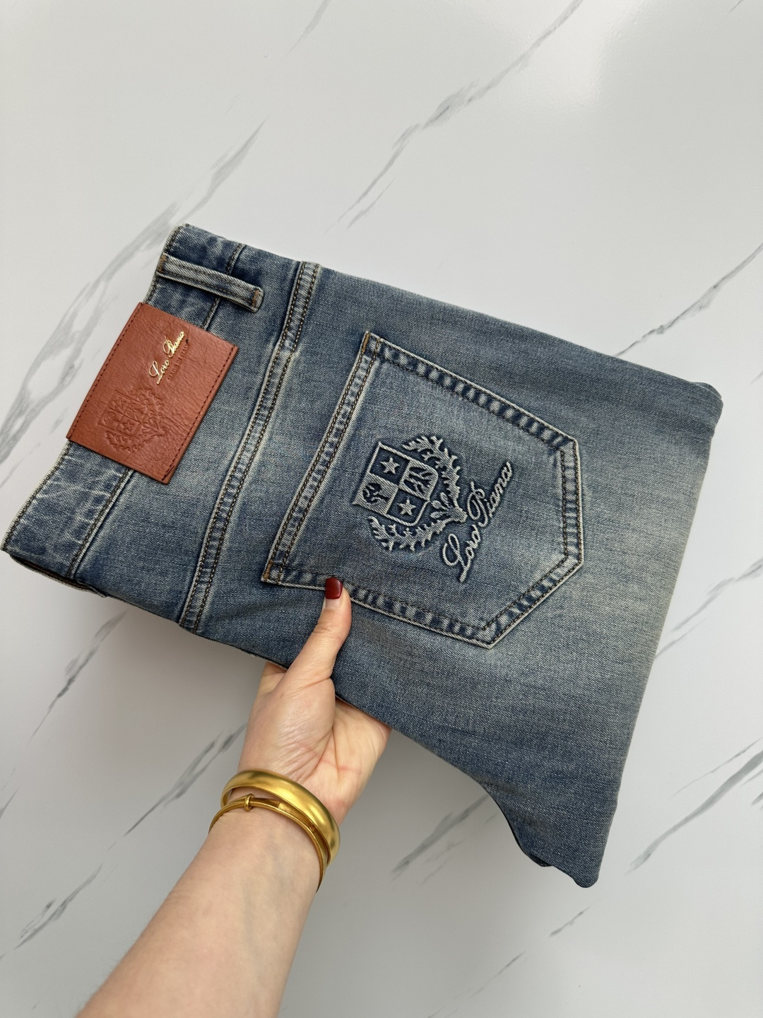 NO:161193,The official website counter is available at the same time. The original single product is a super stylish jeans, customized original washing denim fabric, unique design, top-grade printing craft letter pattern logo, original hardware and auxiliary decoration, extremely superior jeans, the materials and craftsmanship are extremely luxurious and exquisite, the grade is extremely high, the upper body is handsome and stylish, recommended, digits 29-38, jeans, alexander wang19860909官网专柜同步有售,原单狠货,超级有范儿的一款牛仔裤,定制原版水洗牛仔面料,独特设计,顶级印花工艺字母图案logo,原版五金辅料装饰,极为翘楚的一款牛仔裤,用料与工艺都极致奢华精湛,档次极高,上身帅气有型,推荐,码数29—38,,jeans,alexander wang,Men's clothing