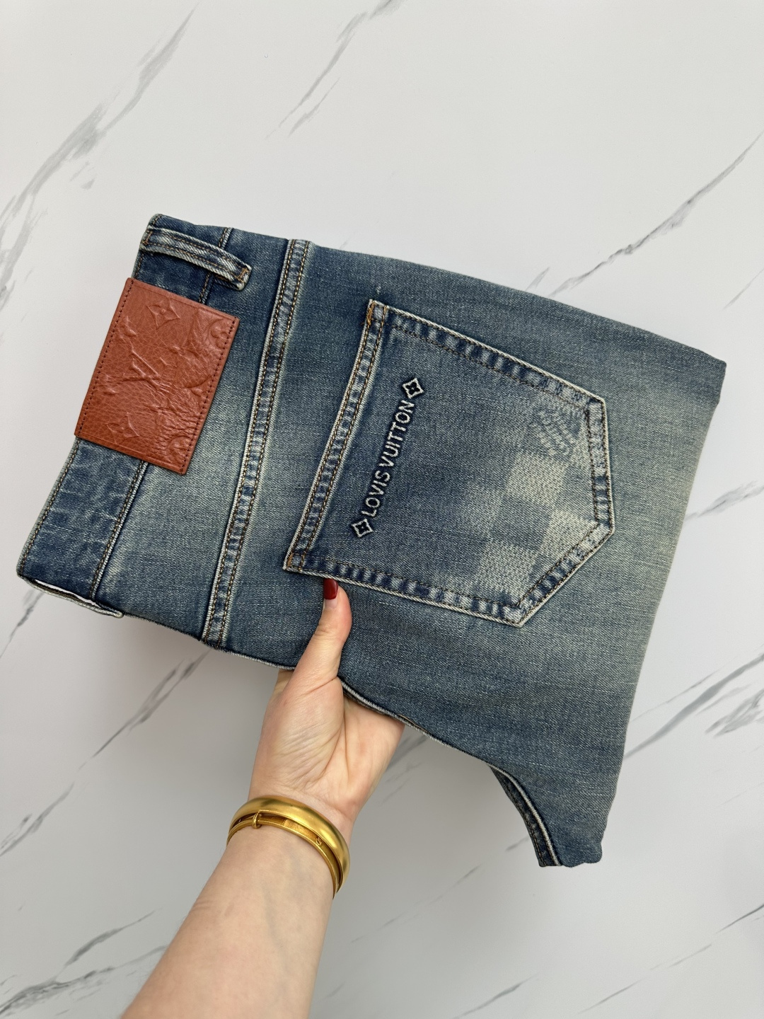 NO:161204,LV official website counter is available simultaneously, original singles, super stylish jeans, customized original washing denim fabric, unique design, top-grade printed craft letter pattern logo, original hardware and auxiliary decoration, extremely superior jeans, the materials and craftsmanship are extremely luxurious and exquisite, extremely high-end, handsome and stylish, recommended, digits 29-38,, louis vuitton, jeans, alexander wang19860909LV 官网专柜同步有售,原单狠货,超级有范儿的一款牛仔裤,定制原版水洗牛仔面料,独特设计,顶级印花工艺字母图案logo,原版五金辅料装饰,极为翘楚的一款牛仔裤,用料与工艺都极致奢华精湛,档次极高,上身帅气有型,推荐,码数29—38,,louis vuitton,jeans,alexander wang,Men's clothing