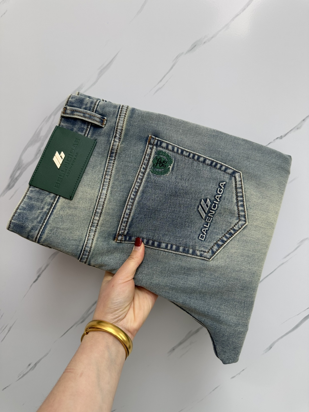 NO:161201,BA official website counter is available simultaneously, original singles, super stylish jeans, customized original washing denim fabric, unique design, top-grade printed craft letter pattern logo, original hardware and auxiliary decoration, extremely top-notch jeans, the materials and craftsmanship are extremely luxurious and exquisite, extremely high-end, handsome and stylish, recommended, digits 29-38, jeans, alexander wang19860909BA 官网专柜同步有售,原单狠货,超级有范儿的一款牛仔裤,定制原版水洗牛仔面料,独特设计,顶级印花工艺字母图案logo,原版五金辅料装饰,极为翘楚的一款牛仔裤,用料与工艺都极致奢华精湛,档次极高,上身帅气有型,推荐,码数29—38,,jeans,alexander wang,Men's clothing