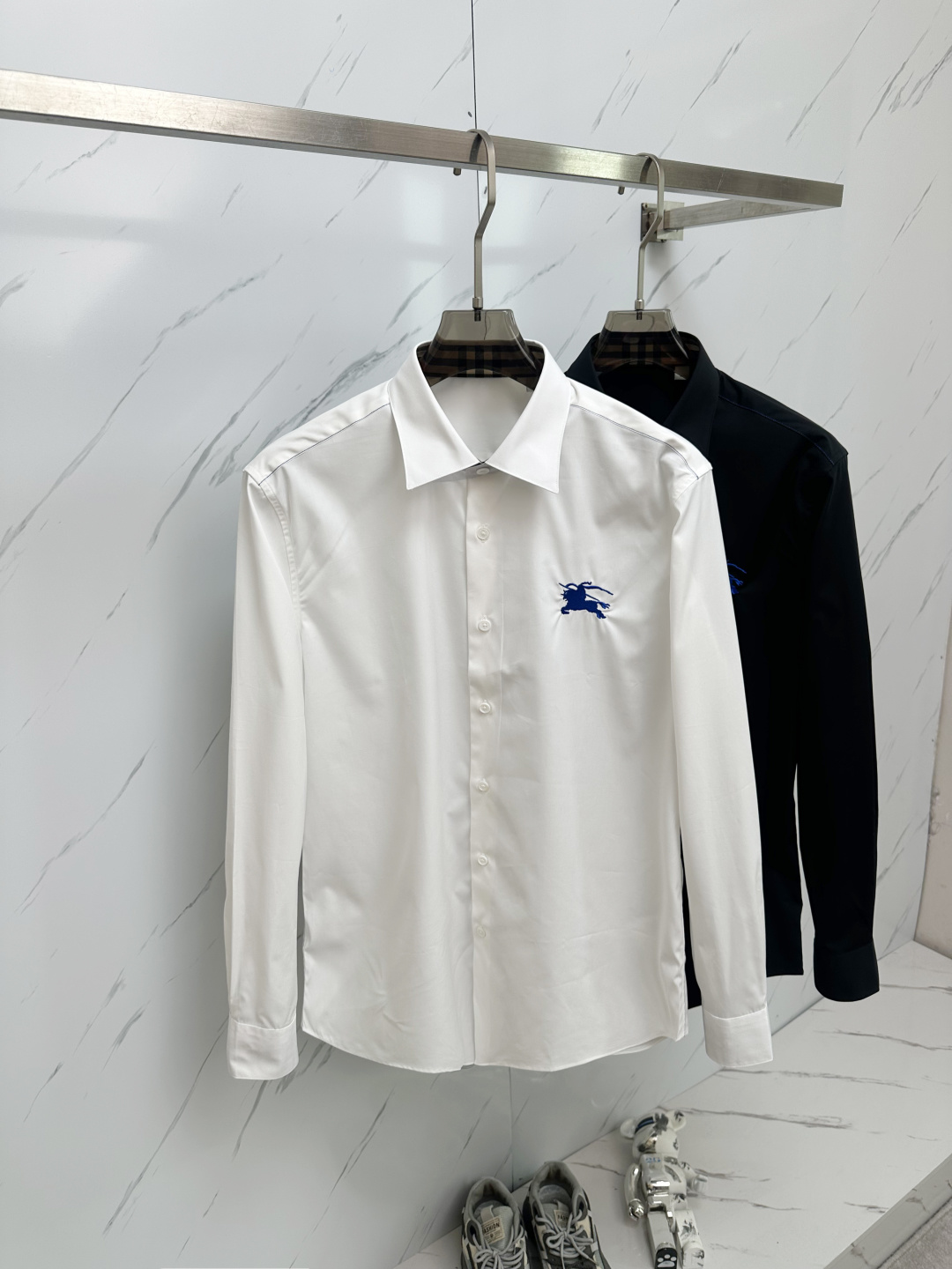 NO:161210,Exclusive first launch in the market!  B-home new fine cotton and silk blend Lutai 120 citrus double-strand fabric, neckline and cuffs are exquisite British plaid design!  Deep Sea Tower Snail Shell Button!  Keleinlan color wiring exterior weaving embroidery thread!  Blue war horse logo!  Both the light and the dress reveal a noble temperament!  The unique custom embroidered war horse logo is even more noble!  Whether worn outside, it is comfortable and soft, and it is not without a noble style!  sizes～xxl (172/140 catties m slim fit without belly) s Shoulder width 46 bust 102 length 76 sleeve length 63 m Shoulder width 47 bust 106 length 77.5 sleeve length 64 l Shoulder width 48 bust 110 length 79 sleeve length 65 xl Shoulder width 49 bust 114 length 80.5 sleeve length 66 xxl Shoulder width 50 bust 118 length 82 sleeve length 67 Size recommendation (slightly loose style) Height 174-140 catties, try on size M!  A boy can choose S code within 135 catties, a M code for 135-150 catties, a L code for 150-165 catties, a XL code for 165-180 catties, and a XXL code for 180-198 catties!  real silk,alexander wang19860909市场独家首发！B家新款精棉加真丝混纺鲁泰120枳双股面料,领口和袖口精典英伦格子设计！深海塔螺贝纽扣！柯莱茵兰色配线外织绣花线！蓝色战马标志！无论从亮光还是着装都透露着高贵的气质！独特定制绣花战马logo更加高贵！无论外穿都是既舒适柔软,又不失高贵风范！ sizes～xxl（172/140斤m修身 没肚腩） s 肩宽 46胸围 102衣长 76袖长63 m 肩宽 47胸围 106衣长 77.5袖长64 l肩宽 48胸围 110衣长 79袖长65 xl 肩宽 49胸围 114衣长 80.5袖长66 xxl肩宽 50胸围 118衣长 82袖长67 尺码推荐（略宽松版型） 身高174-140斤,试穿M码合适！ 男生体重135斤以内选择S码,135-150斤选择M码,150-165斤选择L码,165-180斤选择XL码,180-198斤选择XXL码！,,real silk,alexander wang,Men's clothing