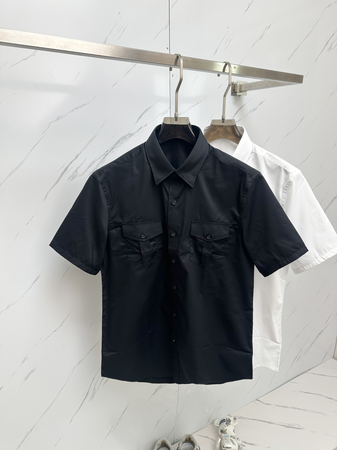 NO:161213,New Fila business casual shirt Lutai Textile imported tribute satin fabric, satin pattern back treatment, silky and thick, fabric double strand yarn 120 pieces, 146 grams weight. Guss thread three-dimensional wool embroidery, double pocket logo embroidery, classic webbing, dripping buttons... The rest are shell logos that are both pure business and not old-fashioned. Color black and white sizes~xxl (172/145 jin m slim fit without belly) s Shoulder width 46 bust 102 length 76 sleeve length 22 m Shoulder width 47 bust 106 length 77 sleeve length 23 l Shoulder width 48 bust 110 length 78 sleeve length 24 xl Shoulder width 49 bust 114 length 79 sleeve length 25 xxl Shoulder width 50 bust 118 length  80 sleeves 26,shirts,alexander wang19860909新款菲拉商务休闲衬衫 鲁泰纺织进口的贡缎面料,缎纹后整处理,手感丝滑有厚度,面料双股纱线120支数,146克重.高士线立体羊毛绣花,双口袋Logo 刺绣,外幅经典织带搭配,滴胶纽扣... 其余都是贝壳Logo既纯商务又不老气 颜色黑色白色 sizes～xxl（172/145斤m修身 没肚腩） s 肩宽 46胸围 102衣长 76袖长22 m 肩宽 47胸围 106衣长 77袖长23 l肩宽 48胸围 110衣长 78袖长24 xl 肩宽 49胸围 114衣长 79袖长25 xxl肩宽 50胸围 118衣长 80袖长26,,shirts,alexander wang,Men's clothing