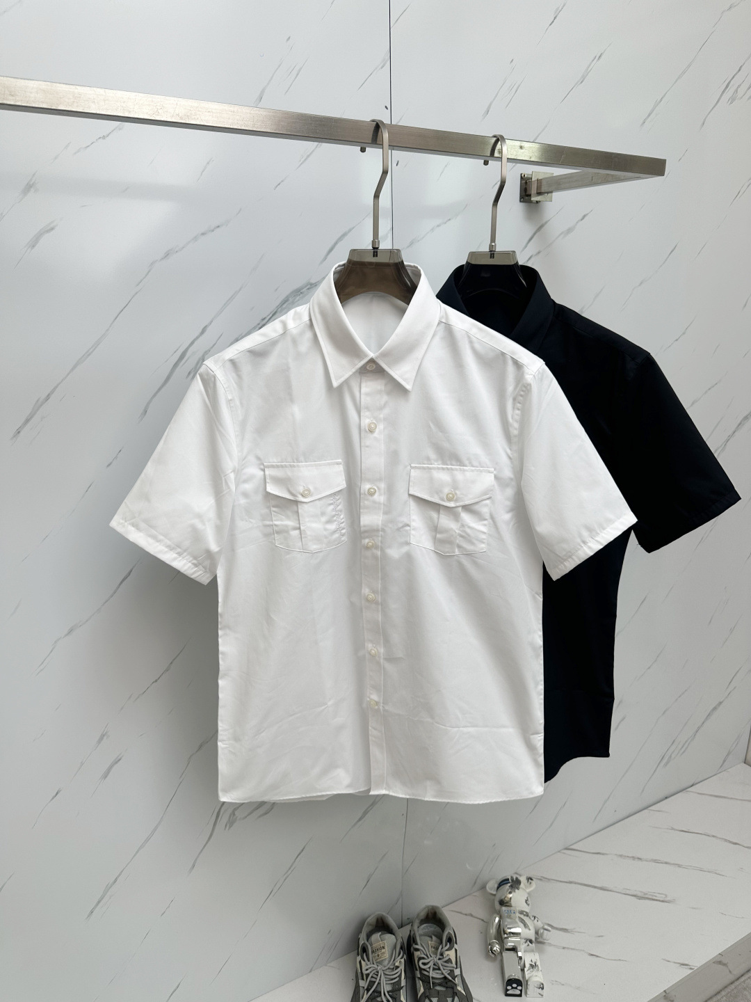 NO:161208,New Fila business casual shirt Lutai Textile imported tribute satin fabric, satin pattern back treatment, silky and thick, fabric double strand yarn 120 pieces, 146 grams weight. Guss thread three-dimensional wool embroidery, double pocket logo embroidery, classic webbing, dripping buttons... The rest are shell logos that are both pure business and not old-fashioned. Color black and white sizes~xxl (172/145 jin m slim fit without belly) s Shoulder width 46 bust 102 length 76 sleeve length 22 m Shoulder width 47 bust 106 length 77 sleeve length 23 l Shoulder width 48 bust 110 length 78 sleeve length 24 xl Shoulder width 49 bust 114 length 79 sleeve length 25 xxl Shoulder width 50 bust 118 length  80 sleeves 26,shirts,alexander wang19860909新款菲拉商务休闲衬衫 鲁泰纺织进口的贡缎面料,缎纹后整处理,手感丝滑有厚度,面料双股纱线120支数,146克重.高士线立体羊毛绣花,双口袋Logo 刺绣,外幅经典织带搭配,滴胶纽扣... 其余都是贝壳Logo既纯商务又不老气 颜色黑色白色 sizes～xxl（172/145斤m修身 没肚腩） s 肩宽 46胸围 102衣长 76袖长22 m 肩宽 47胸围 106衣长 77袖长23 l肩宽 48胸围 110衣长 78袖长24 xl 肩宽 49胸围 114衣长 79袖长25 xxl肩宽 50胸围 118衣长 80袖长26,,shirts,alexander wang,Men's clothing