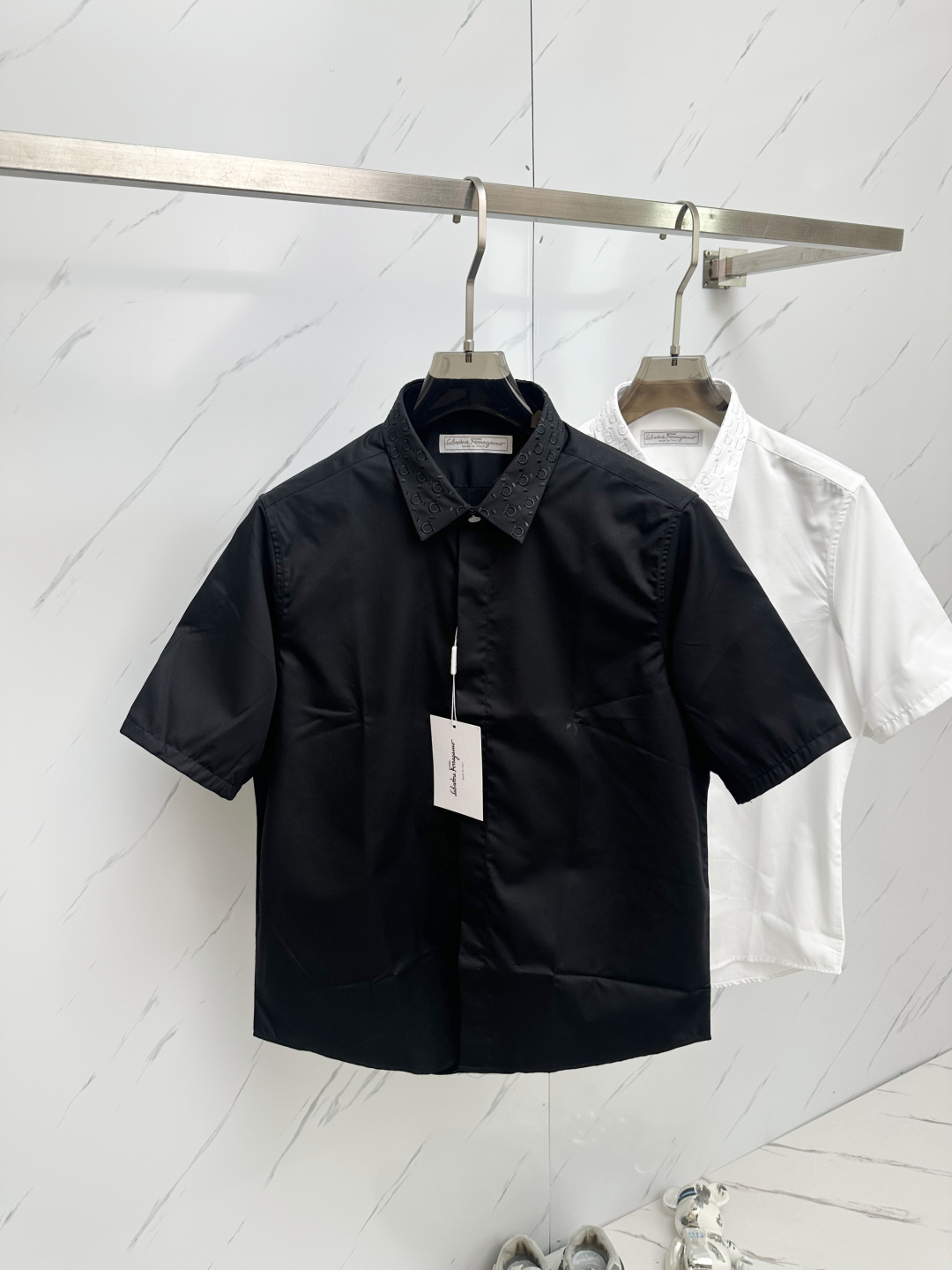 NO:161211,Fella-A FL new men's shirt is very low-key style design, but when others peek at your taste, it will make him stunned. Let me introduce this shirt item to you. Very dazzling silver button embellishment, high-end classic slim fit style and cutting design, equipped with British embroidery collar craftsmanship, the upper body is a very authentic British gentleman style. A top-quality and high-end shirt is always a scarce product for men and a very investment-oriented item. The fabric and accessories of this shirt are all provided by foreign merchants. Heavy Turkish imported long velvet cotton, double-strand 120 high-strand yarn. The fabric is made of beautiful jacquard craftsmanship, unique. The texture and comfort of the fabric reach the pinnacle, excellent skin-friendliness and breathability, and the fabric texture exudes a sense of luxury!  It is also very outstanding in terms of details. It is closely matched with fine lines and is participated by exquisite handwork. It has first-class tailoring. It has exclusive and sophisticated cutting technology, which is in line with rigorous ergonomic design. It has a classic Italian collar. It gathers the traditional craft symbols of Zenia and gives the new season of fashion aesthetic value. It is both solemn and harmonious style. It is very mature, restrained and steady color matching, and has a sense of high-end feeling!  Invincible versatile, with extensive compatibility, the first choice for urban elite men!  The unique shell buckle inlay technology closes your eyes!  Black and white Size S-XXLsizes～xxl (172/140 catties m slim fit without belly) s Shoulder width 44 bust 100 length 73 sleeve length 22 m Shoulder width 45 bust 104 length 74 sleeve length 23 l Shoulder width 46 bust 108 length 75 sleeve length 24 xl Shoulder width 47 bust 112 length 76 sleeve length 25 xxl Shoulder width 48 bust 116 length 77 sleeve length 26, zegna,shirts,alexander wang19860909菲拉-A FL新款男士衬衫 十分低调的款式风格设计,但是当别人窥探你品味之时,却能让他为之一怔,让我为大家介绍下此款衬衫单品,非常亮眼的银扣点缀,高端的经典修身的版型裁剪设计,配置英式绣花领工艺,上身就是非常地道的英伦绅士风范 一款上等且高级的衬衫,对于男人来说永远是稀缺品,亦是非常具有投资意义的单品,该款衬衫面料和辅料皆为外商客供,重磅土耳其进口长绒棉,双股120高支纱线,面料有由绝美的提花工艺定织而成,独一无二,面料质感与舒适度达到登峰造极,亲肤性与透气性绝佳,面料肌理透着奢华感！ 在细节方面亦是非常出彩,走线严丝合缝,逢扣由精湛的手工参与,剪裁一流,拥有独家精良的裁剪技术,符合严谨的人体工程学设计,经典意式领,聚集了杰尼亚传统工艺符号,并赋予了新一季时装美学价值,亦庄亦谐的风格,非常轻熟内敛稳重的配色,高级感十足！无敌的百搭,兼容性广泛,都市精英男士首选！ 独特的贝壳扣镶嵌工艺闭眼入！黑色白色 尺码S-XXLsizes～xxl（172/140斤m修身 没肚腩） s 肩宽 44胸围 100衣长 73袖长22 m 肩宽 45胸围 104衣长 74袖长23 l肩宽 46胸围 108衣长 75袖长24 xl 肩宽 47胸围 112衣长 76袖长25 xxl肩宽 48胸围 116衣长 77袖长26,,zegna,shirts,alexander wang,Men's clothing