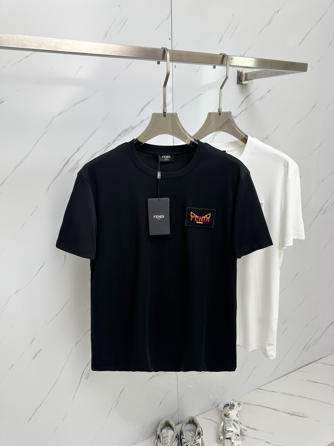 NO:450271,FD 2025 spring and summer new style first-time counter latest short-sleeved round-neck T-shirt, high-end customization, avant-garde and fashionable design!  Brand logo emphasizes craftsmanship design, high-end customized fabric, soft feel, comfortable to wear, exquisite counter-level car lines, fine workmanship, and invincible and handsome upper body effect!  A must-have item for handsome men!  Color black white Number of code M—3XL, T-shirt,tees,t-shirt,alexander wang19860909FD 2025春夏新款首发专柜最新款短袖圆领T恤 高端订制 设计前卫时尚！品牌logo重工艺设计 高端定制面料.手感柔软.穿着舒适.专柜级别精致车线.做工精细.上身效果无敌帅气！型男必备单品！ 颜色黑色 白色 码数M—3XL,,T-shirt,tees，t-shirt,alexander wang,Men's clothing