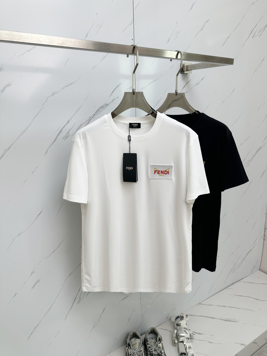 NO:146372,FD 2025 spring and summer new style first-time counter latest short-sleeved round-neck T-shirt, high-end customization, avant-garde and fashionable design!  Brand logo emphasizes craftsmanship design, high-end customized fabric, soft feel, comfortable to wear, exquisite counter-level car lines, fine workmanship, and invincible and handsome upper body effect!  A must-have item for handsome men!  Color black white Number of code M—3XL, T-shirt,tees,t-shirt,alexander wang19860909FD 2025春夏新款首发专柜最新款短袖圆领T恤 高端订制 设计前卫时尚！品牌logo重工艺设计 高端定制面料.手感柔软.穿着舒适.专柜级别精致车线.做工精细.上身效果无敌帅气！型男必备单品！ 颜色黑色 白色 码数M—3XL,,T-shirt,tees，t-shirt,alexander wang,Men's clothing