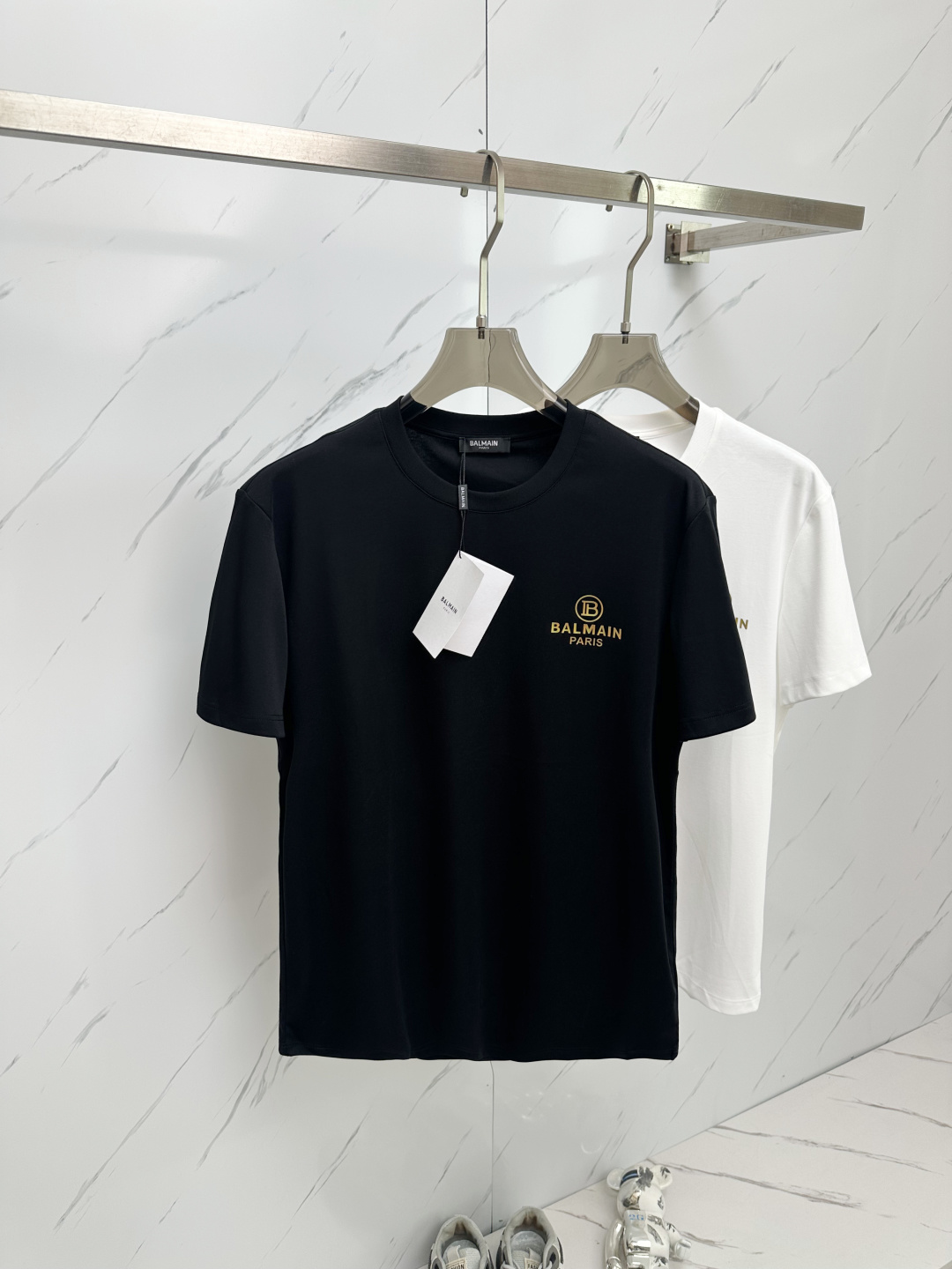 NO:450265,The latest short-sleeved round-neck T-shirt in the 2025 spring and summer new style first-time counter, high-end customization, avant-garde and fashionable design!  Brand logo emphasizes craftsmanship design, high-end customized fabric, soft feel, comfortable to wear, exquisite counter-level car lines, fine workmanship, and invincible and handsome upper body effect!  A must-have item for handsome men!  Color black white Number of code M—3XL, T-shirt,tees,t-shirt,alexander wang198609092025春夏新款首发专柜最新款短袖圆领T恤 高端订制 设计前卫时尚！品牌logo重工艺设计 高端定制面料.手感柔软.穿着舒适.专柜级别精致车线.做工精细.上身效果无敌帅气！型男必备单品！ 颜色黑色 白色 码数M—3XL,,T-shirt,tees，t-shirt,alexander wang,Men's clothing