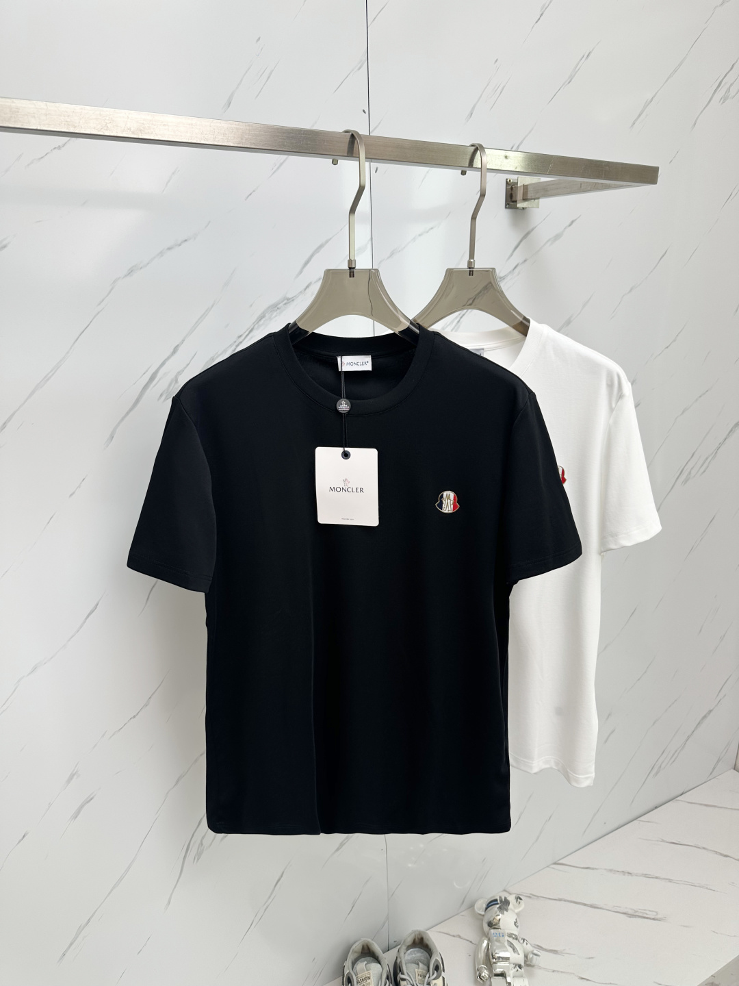 NO:450259,MO 2025 spring and summer new style first-time counter latest short-sleeved round-neck T-shirt, high-end customization, avant-garde and fashionable design!  Brand logo emphasizes craftsmanship design, high-end customized fabric, soft feel, comfortable to wear, exquisite counter-level car lines, fine workmanship, and invincible and handsome upper body effect!  A must-have item for handsome men!  Color black white Number of code M—3XL, T-shirt,tees,t-shirt,alexander wang19860909MO 2025春夏新款首发专柜最新款短袖圆领T恤 高端订制 设计前卫时尚！品牌logo重工艺设计 高端定制面料.手感柔软.穿着舒适.专柜级别精致车线.做工精细.上身效果无敌帅气！型男必备单品！ 颜色黑色 白色 码数M—3XL,,T-shirt,tees，t-shirt,alexander wang,Men's clothing