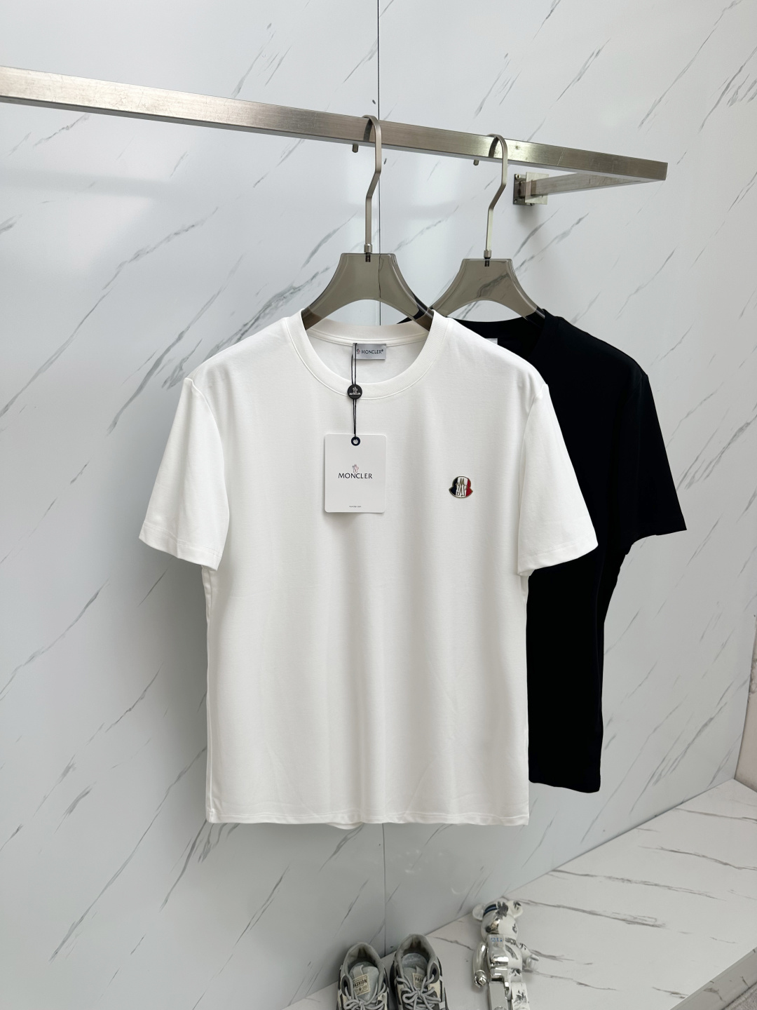 NO:146390,MO 2025 spring and summer new style first-time counter latest short-sleeved round-neck T-shirt, high-end customization, avant-garde and fashionable design!  Brand logo emphasizes craftsmanship design, high-end customized fabric, soft feel, comfortable to wear, exquisite counter-level car lines, fine workmanship, and invincible and handsome upper body effect!  A must-have item for handsome men!  Color black white Number of code M—3XL, T-shirt,tees,t-shirt,alexander wang19860909MO 2025春夏新款首发专柜最新款短袖圆领T恤 高端订制 设计前卫时尚！品牌logo重工艺设计 高端定制面料.手感柔软.穿着舒适.专柜级别精致车线.做工精细.上身效果无敌帅气！型男必备单品！ 颜色黑色 白色 码数M—3XL,,T-shirt,tees，t-shirt,alexander wang,Men's clothing