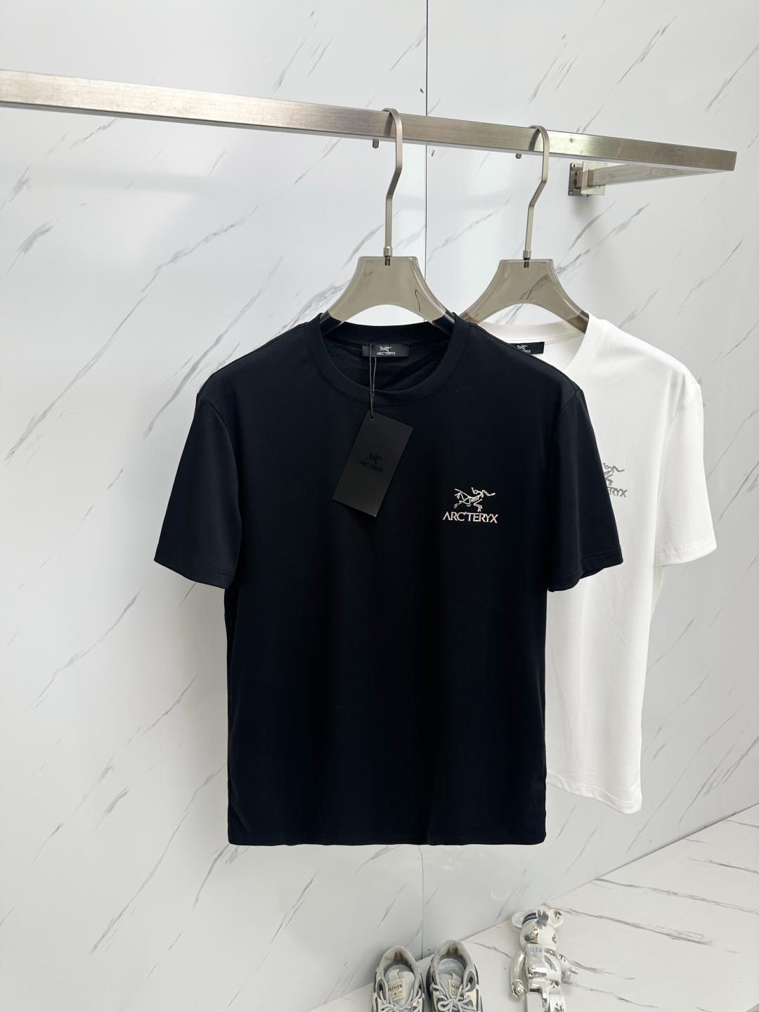 NO:450253,Bird 2025 spring and summer new style first-time counter latest short-sleeved round-neck T-shirt, high-end customization, avant-garde and fashionable design!  Brand logo emphasizes craftsmanship design, high-end customized fabric, soft feel, comfortable to wear, exquisite counter-level car lines, fine workmanship, and invincible and handsome upper body effect!  A must-have item for handsome men!  Color black white Number of code M—3XL, T-shirt,tees,t-shirt,alexander wang19860909鸟 2025春夏新款首发专柜最新款短袖圆领T恤 高端订制 设计前卫时尚！品牌logo重工艺设计 高端定制面料.手感柔软.穿着舒适.专柜级别精致车线.做工精细.上身效果无敌帅气！型男必备单品！ 颜色黑色 白色 码数M—3XL,,T-shirt,tees，t-shirt,alexander wang,Men's clothing