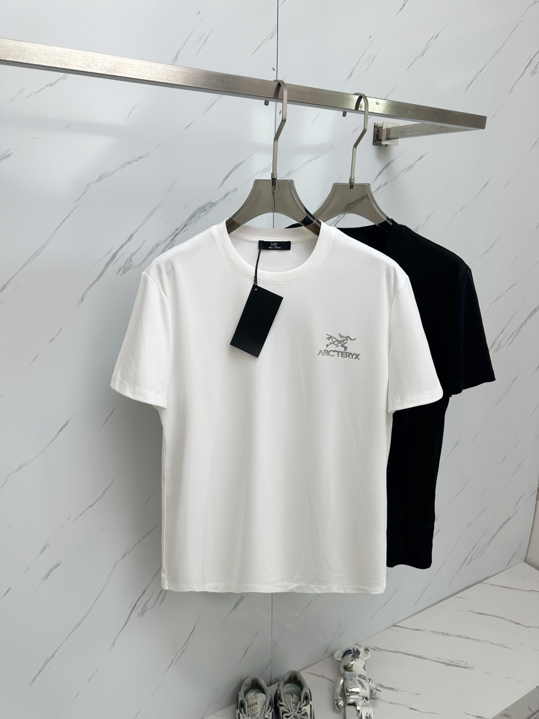 NO:146399,Bird 2025 spring and summer new style first-time counter latest short-sleeved round-neck T-shirt, high-end customization, avant-garde and fashionable design!  Brand logo emphasizes craftsmanship design, high-end customized fabric, soft feel, comfortable to wear, exquisite counter-level car lines, fine workmanship, and invincible and handsome upper body effect!  A must-have item for handsome men!  Color black white Number of code M—3XL, T-shirt,tees,t-shirt,alexander wang19860909鸟 2025春夏新款首发专柜最新款短袖圆领T恤 高端订制 设计前卫时尚！品牌logo重工艺设计 高端定制面料.手感柔软.穿着舒适.专柜级别精致车线.做工精细.上身效果无敌帅气！型男必备单品！ 颜色黑色 白色 码数M—3XL,,T-shirt,tees，t-shirt,alexander wang,Men's clothing