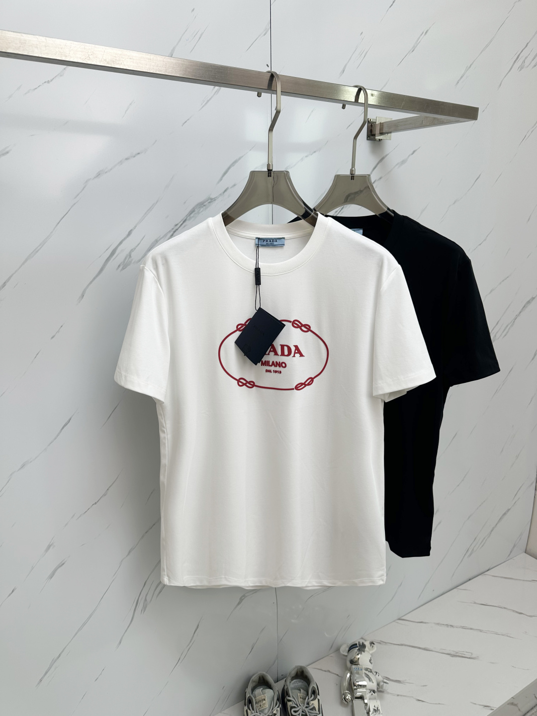 NO:146407,PRADA's new spring and summer new style first-time counter latest short-sleeved round-neck T-shirt, high-end customization, avant-garde and fashionable design!  Brand logo emphasizes craftsmanship design, high-end customized fabric, soft feel, comfortable to wear, exquisite counter-level car lines, fine workmanship, and invincible and handsome upper body effect!  A must-have item for handsome men!  Color black white Number M—3XL, prada, T-shirt,tees, t-shirt,alexander wang19860909PRADA 2025春夏新款首发专柜最新款短袖圆领T恤 高端订制 设计前卫时尚！品牌logo重工艺设计 高端定制面料.手感柔软.穿着舒适.专柜级别精致车线.做工精细.上身效果无敌帅气！型男必备单品！ 颜色黑色 白色 码数M—3XL,,prada,T-shirt,tees，t-shirt,alexander wang,Men's clothing