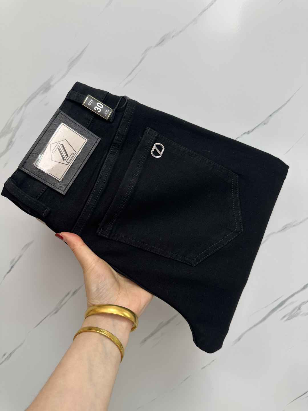 NO:146395,zZ official website counter is available simultaneously, original singles, super stylish jeans, customized original washing denim fabric, unique design, top-grade printed craft letter pattern logo, original hardware and auxiliary decoration, extremely superior jeans, the materials and craftsmanship are extremely luxurious and exquisite, extremely high-end, handsome and stylish, recommended, digits 29-38, jeans, alexander wang19860909zZ 官网专柜同步有售,原单狠货,超级有范儿的一款牛仔裤,定制原版水洗牛仔面料,独特设计,顶级印花工艺字母图案logo,原版五金辅料装饰,极为翘楚的一款牛仔裤,用料与工艺都极致奢华精湛,档次极高,上身帅气有型,推荐,码数29—38,,jeans,alexander wang,Men's clothing