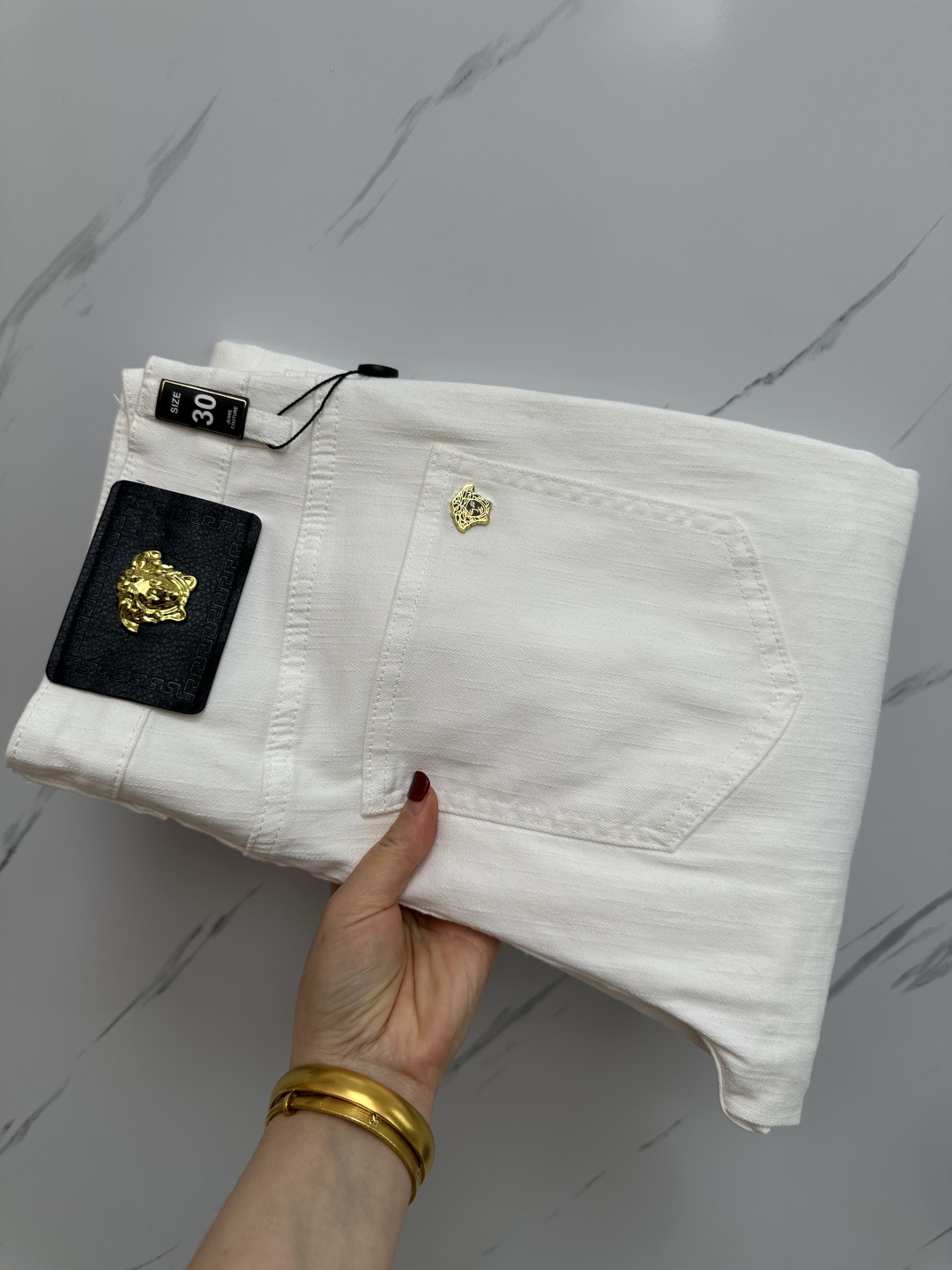 NO:146403,Versace's official counter is available at the same time, original singles are ruthless, super stylish jeans, customized original washing denim fabric, unique design, top-grade printing craft letter pattern logo, original hardware and auxiliary decoration, extremely superior jeans, the materials and craftsmanship are extremely luxurious and exquisite, extremely high-end, handsome and stylish, recommended, size 29-38, versace, jeans, alexander wang19860909范思哲 官网专柜同步有售,原单狠货,超级有范儿的一款牛仔裤,定制原版水洗牛仔面料,独特设计,顶级印花工艺字母图案logo,原版五金辅料装饰,极为翘楚的一款牛仔裤,用料与工艺都极致奢华精湛,档次极高,上身帅气有型,推荐,码数29—38,,versace,jeans,alexander wang,Men's clothing