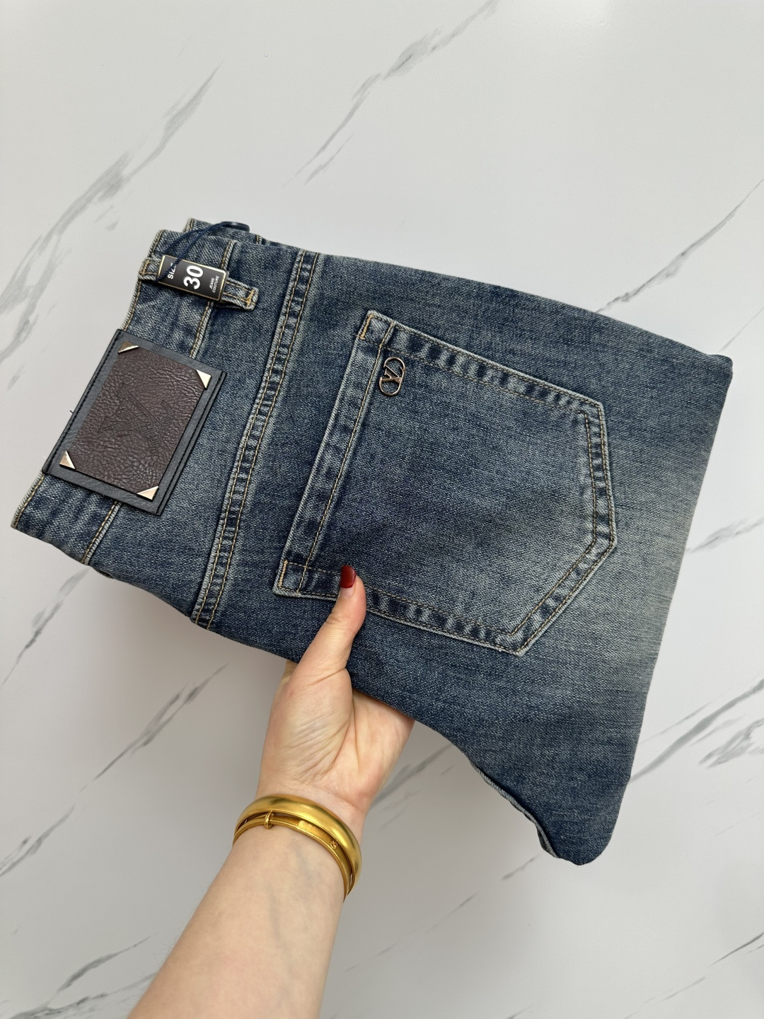 NO:146411,LV official website counter is available simultaneously, original singles, super stylish jeans, customized original washing denim fabric, unique design, top-grade printed craft letter pattern logo, original hardware and auxiliary decoration, extremely superior jeans, the materials and craftsmanship are extremely luxurious and exquisite, extremely high-end, handsome and stylish, recommended, digits 29-38,, louis vuitton, jeans, alexander wang19860909LV 官网专柜同步有售,原单狠货,超级有范儿的一款牛仔裤,定制原版水洗牛仔面料,独特设计,顶级印花工艺字母图案logo,原版五金辅料装饰,极为翘楚的一款牛仔裤,用料与工艺都极致奢华精湛,档次极高,上身帅气有型,推荐,码数29—38,,louis vuitton,jeans,alexander wang,Men's clothing