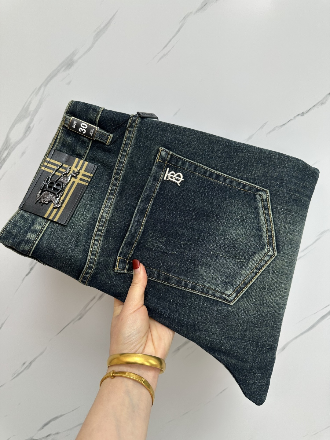 NO:146428,BRADA official website counter is available at the same time, original singles are ruthless, super stylish jeans, customized original washing denim fabric, unique design, top-grade printing craft letter pattern logo, original hardware and auxiliary decoration, extremely superior jeans, the materials and craftsmanship are extremely luxurious and exquisite, extremely high-end, handsome and stylish, recommended, digits 29-38, jeans, alexander wang19860909BRADA 官网专柜同步有售,原单狠货,超级有范儿的一款牛仔裤,定制原版水洗牛仔面料,独特设计,顶级印花工艺字母图案logo,原版五金辅料装饰,极为翘楚的一款牛仔裤,用料与工艺都极致奢华精湛,档次极高,上身帅气有型,推荐,码数29—38,,jeans,alexander wang,Men's clothing