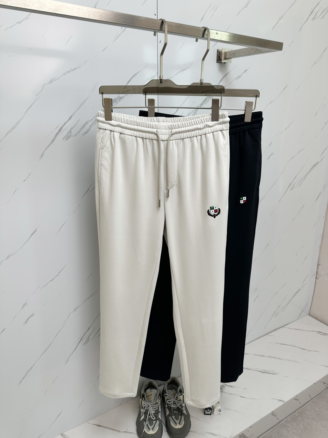 NO:450227,New products of L Spring and Summer Minimalist Sports Create a refreshing modern STAY!  Wear novel, fashionable fabrics are comfortable and breathable, very comfortable to wear, low-key and luxurious, very classy when worn. There is no need to say much about the style and cutting of the pants. The upper body is exquisite and vivid. The true palace-grade casual pants. Custom fabrics are of excellent quality. The pants are heavy-washed and soft!  Not picky about others, absolutely stylish and extremely luxurious!  Code number M-3XL, alexander wang19860909L春夏新品 极简运动打造出清爽的摩登STAY！穿上新颖 时髦面料舒服透气,穿着非常舒适 低调不失奢华 穿出去非常有档次.裤型款式和裁剪亦无需多言 上身精致跃然 真正殿堂级的休闲裤 定制面料 品质卓然 经过重水洗使得裤子很柔软！ 不挑人 上身绝对的有型 极度奢华！码数M-3XL,,alexander wang,Men's clothing