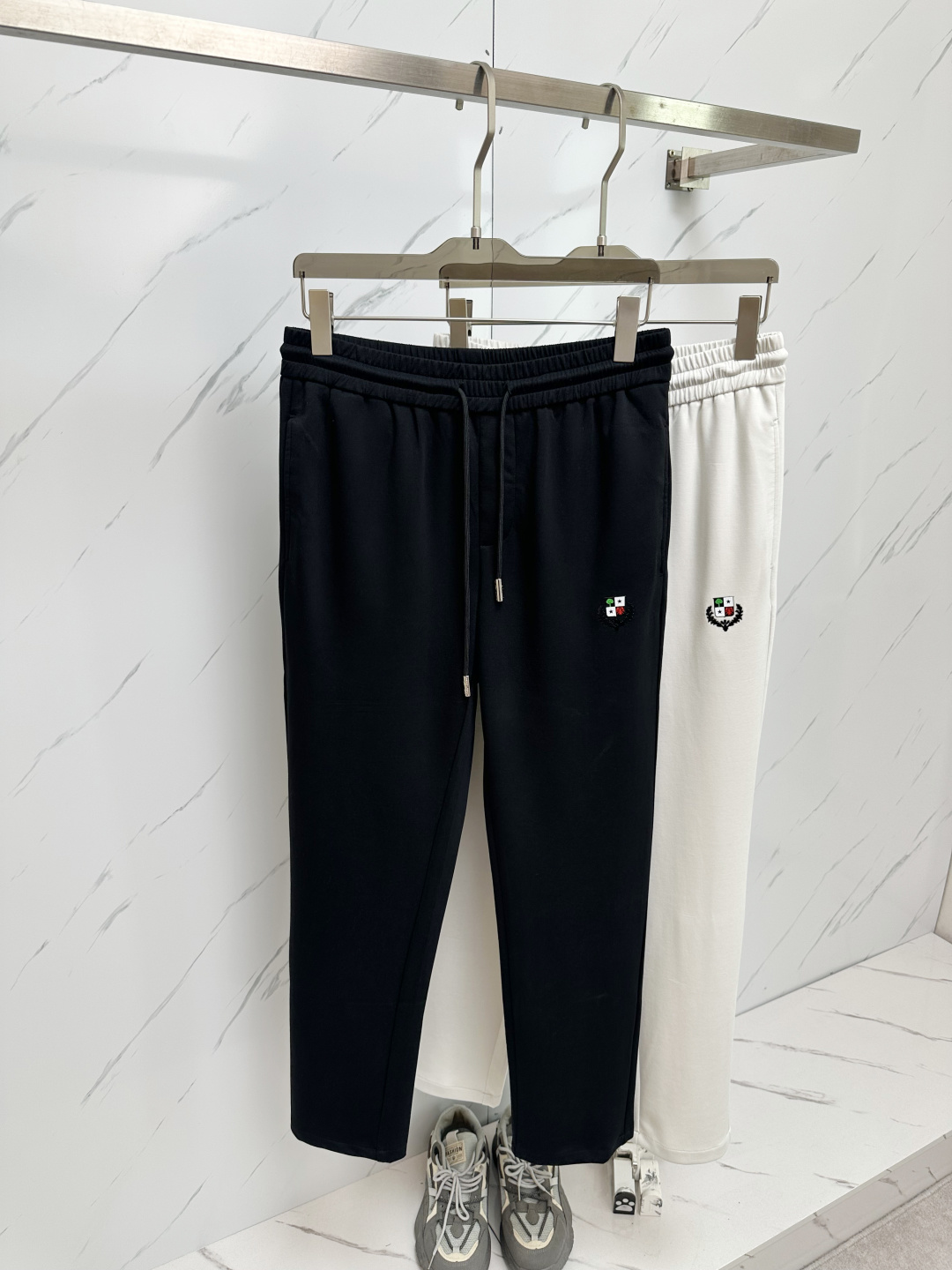 NO:146468,New products of L Spring and Summer Minimalist Sports Create a refreshing modern STAY!  Wear novel, fashionable fabrics are comfortable and breathable, very comfortable to wear, low-key and luxurious, very classy when worn. There is no need to say much about the style and cutting of the pants. The upper body is exquisite and vivid. The true palace-grade casual pants. Customized fabrics are of excellent quality. The pants are heavy-washed and soft!  Not picky about others, absolutely stylish and extremely luxurious!  Code number M-3XL, alexander wang19860909L春夏新品 极简运动打造出清爽的摩登STAY！穿上新颖 时髦面料舒服透气,穿着非常舒适 低调不失奢华 穿出去非常有档次.裤型款式和裁剪亦无需多言 上身精致跃然 真正殿堂级的休闲裤 定制面料 品质卓然 经过重水洗使得裤子很柔软！ 不挑人 上身绝对的有型 极度奢华！码数M-3XL,,alexander wang,Men's clothing