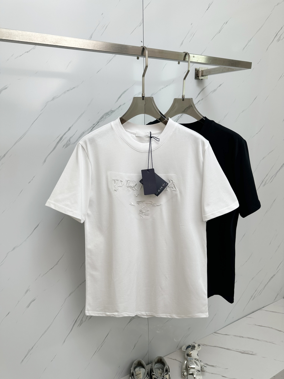 NO:146454,2025 PR 280g round neck short-sleeved T-shirt Classic embroidered letters LOGO Official synchronization High version High quality Fashion personality Versatile trend Pure original quality Original fabric Tag Collar label Washed wheat Three-mark complete Color: Black. White. Size S-2XL, T-shirt,tees, t-shirt,alexander wang198609092025 PR 280克圆领短袖T恤 经典刺绣字母LOGO 官方同步 高版本 高品质 时尚个性 百搭潮流 纯原品质 原版面料 吊牌 领标 水洗麦 三标齐全 颜色: 黑色.白色. 尺码S-2XL,,T-shirt,tees，t-shirt,alexander wang,Men's clothing