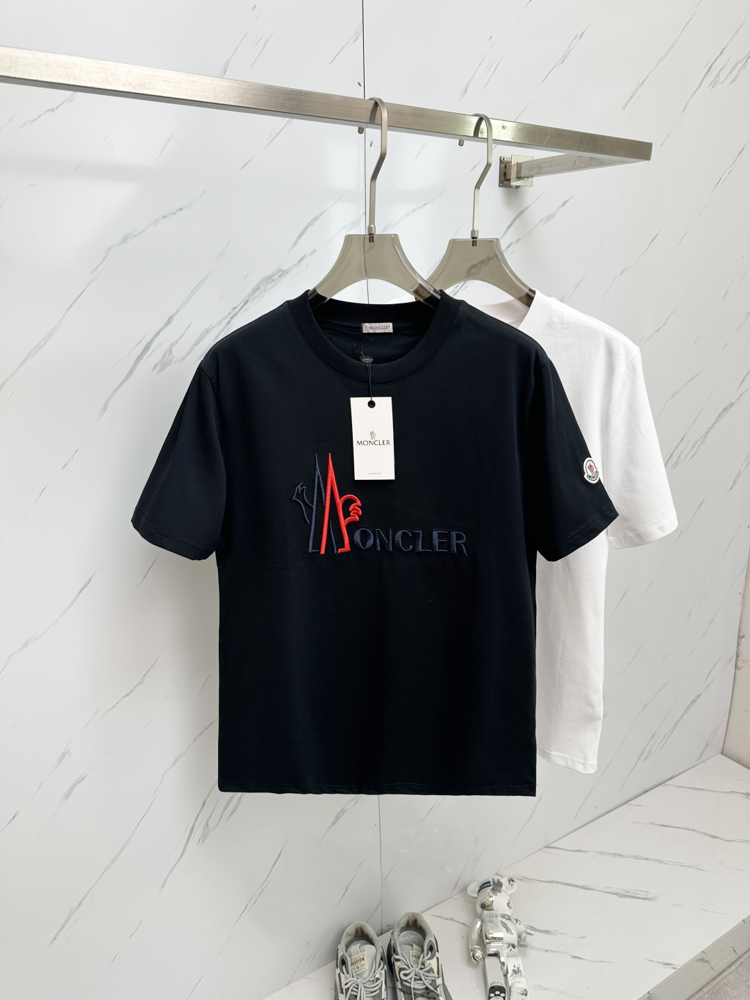 NO:146460,The new 2025MO T-shirt is so cute!  Letter LOGO Embroidery, full of details, round neck short sleeves, refreshing and neat, loose and casual, comfortable and unrestrained, pure cotton half-sleeved, skin-friendly and soft. Wear it quickly and enjoy the time. Black and white. Number S-2XL, T-shirt, alexander wang198609092025MO的新款 T 恤太可啦！ 字母 LOGO 刺绣,细节满满 圆领短袖,清爽利落 宽松休闲,舒适无拘 纯棉半袖,亲肤柔软 赶紧穿上,享受自在时光 颜色黑、白 码数S-2XL,,T-shirt,alexander wang,Men's clothing