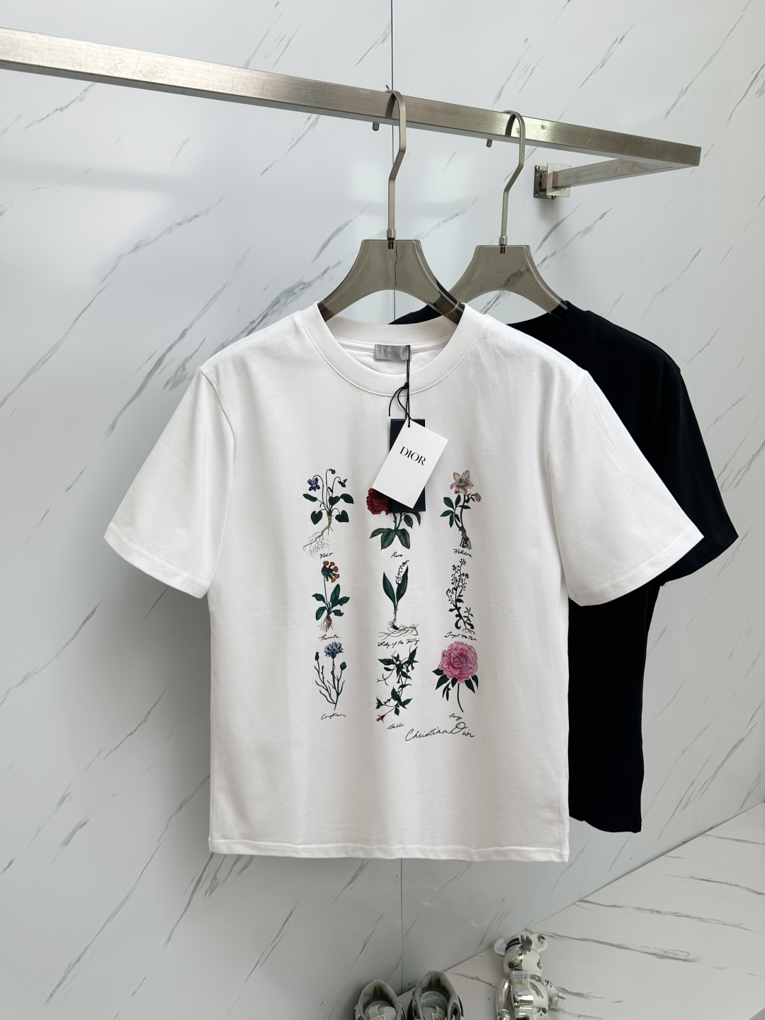 NO:146504,Di2025 short-sleeved T-shirt new model is available. The highest version of the 2025ss rose series on the market. Rose flower print couple short-sleeved details are worth exploring. Only by discovering that our efforts in making goods have achieved 100 points of details. Exclusive original custom fabric, loose fit perfect. The details are fully reflected in two-color sizes S-XXL, T-shirt,tees, t-shirt,alexander wang19860909Di2025短袖T恤新款登场 市面上最高版本2025ss的玫瑰花系列 玫瑰花卉印花情侣款短袖 细节值得深究才能发现我们做货的努力设计元素做到了100分细节 独家原版定制面料,宽松的版型完美 细节体现的淋漓尽致两色尺码S-XXL,,T-shirt,tees，t-shirt,alexander wang,Men's clothing