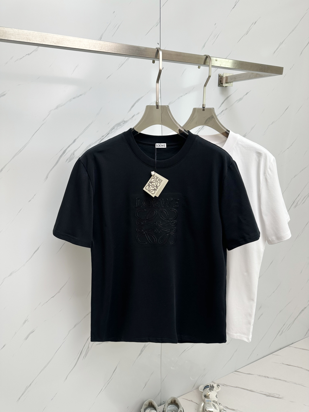 NO:146512,LOE2025 new model high-density embroidered classic logo, male and female style, short-sleeved T-shirt · Customized 280g pure cotton fabric · Collar label main mark three complete color white black Size S-2XL,,loewe, T-shirt,tees, t-shirt,alexander wang19860909LOE2025新款 高密度刺绣经典logo 男女同款 短袖t恤 ·定制280克纯棉面料 ·领标吊牌主唛三标齐全 颜色白色 黑色 尺码S-2XL,,loewe,T-shirt,tees，t-shirt,alexander wang,Men's clothing