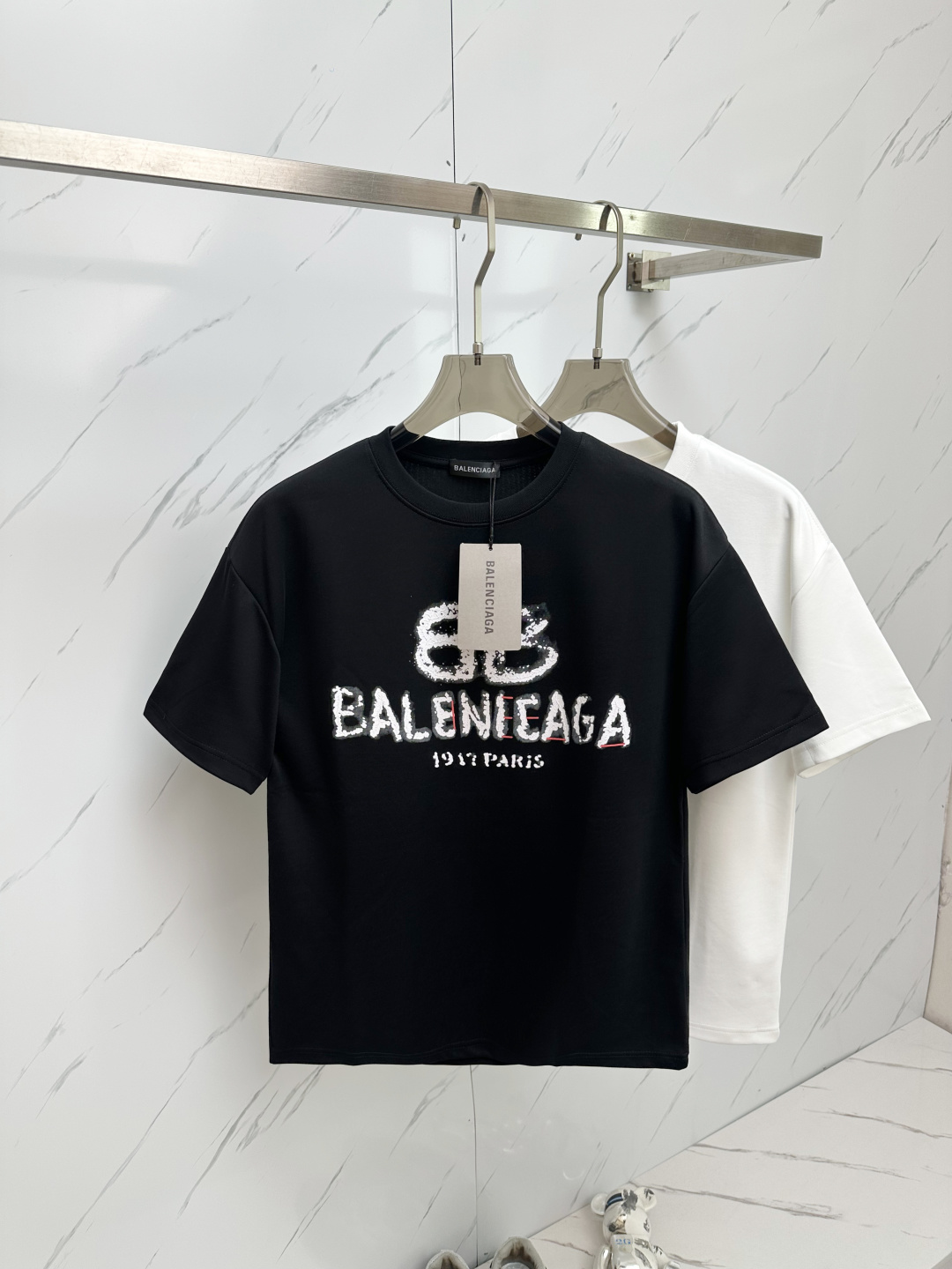 NO:146369,BA's new spring and summer new style first-time counter latest short-sleeved round-neck T-shirt, high-end customization, avant-garde and fashionable design!  Brand logo emphasizes craftsmanship design, high-end customized fabric, soft feel, comfortable to wear, exquisite counter-level car lines, fine workmanship, and invincible and handsome upper body effect!  A must-have item for handsome men!  Color black white Number S-3XL, T-shirt,tees,t-shirt,alexander wang19860909BA 2025春夏新款首发专柜最新款短袖圆领T恤 高端订制 设计前卫时尚！品牌logo重工艺设计 高端定制面料.手感柔软.穿着舒适.专柜级别精致车线.做工精细.上身效果无敌帅气！型男必备单品！ 颜色黑色 白色 码数S—3XL,,T-shirt,tees，t-shirt,alexander wang,Men's clothing