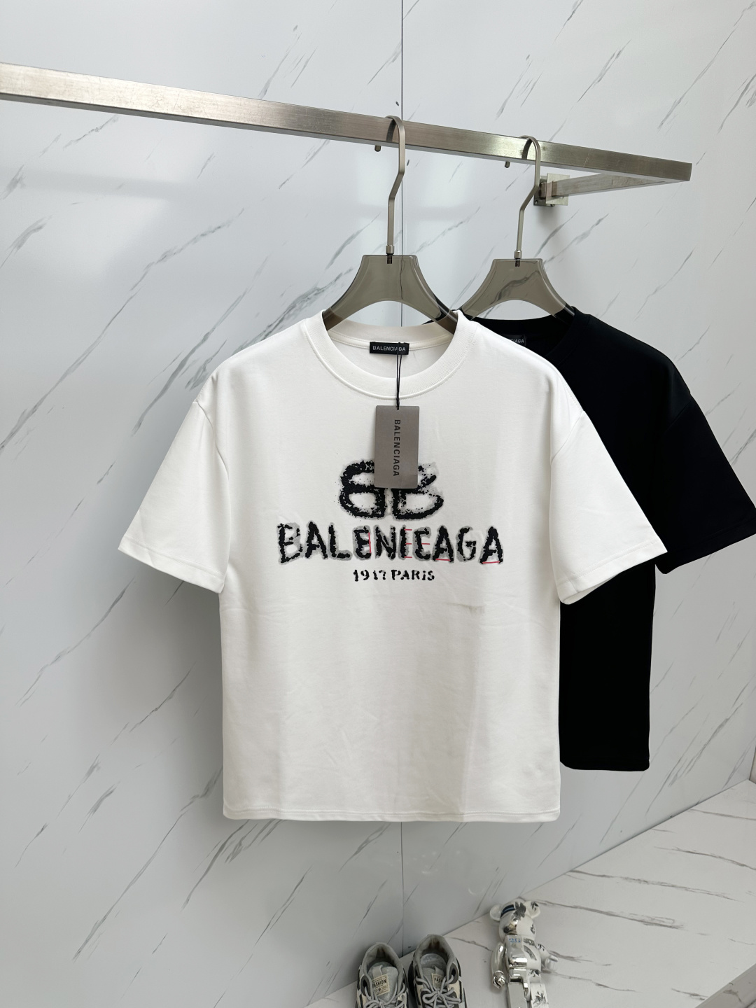 NO:450231,BA's new spring and summer new style first-time counter latest short-sleeved round-neck T-shirt, high-end customization, avant-garde and fashionable design!  Brand logo emphasizes craftsmanship design, high-end customized fabric, soft feel, comfortable to wear, exquisite counter-level car lines, fine workmanship, and invincible and handsome upper body effect!  A must-have item for handsome men!  Color black white Number S-3XL, T-shirt,tees,t-shirt,alexander wang19860909BA 2025春夏新款首发专柜最新款短袖圆领T恤 高端订制 设计前卫时尚！品牌logo重工艺设计 高端定制面料.手感柔软.穿着舒适.专柜级别精致车线.做工精细.上身效果无敌帅气！型男必备单品！ 颜色黑色 白色 码数S—3XL,,T-shirt,tees，t-shirt,alexander wang,Men's clothing