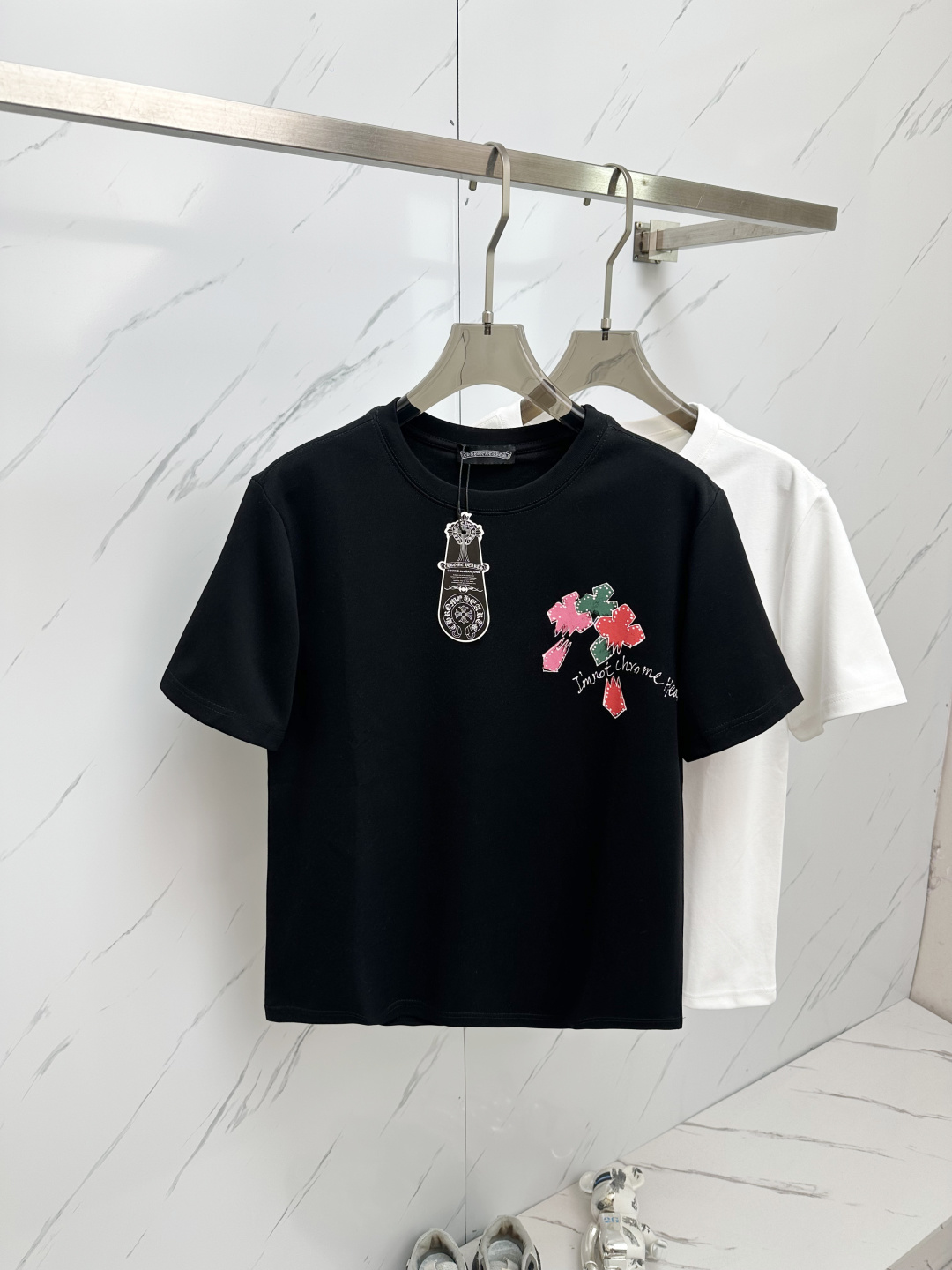 NO:146439,Croxin 2025 spring and summer new first-time counter latest short-sleeved round-neck T-shirt, high-end customization, avant-garde and fashionable design!  Brand logo emphasizes craftsmanship design, high-end customized fabric, soft feel, comfortable to wear, exquisite counter-level car lines, fine workmanship, and invincible and handsome upper body effect!  A must-have item for handsome men!  Color black white Number S-3XL, chrome hearts, T-shirt,tees, t-shirt,alexander wang19860909克罗心 2025春夏新款首发专柜最新款短袖圆领T恤 高端订制 设计前卫时尚！品牌logo重工艺设计 高端定制面料.手感柔软.穿着舒适.专柜级别精致车线.做工精细.上身效果无敌帅气！型男必备单品！ 颜色黑色 白色 码数S—3XL,,chrome hearts,T-shirt,tees，t-shirt,alexander wang,Men's clothing