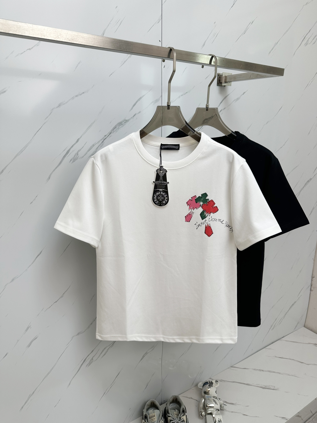 NO:450235,Croxin 2025 spring and summer new first-time counter latest short-sleeved round-neck T-shirt, high-end customization, avant-garde and fashionable design!  Brand logo emphasizes craftsmanship design, high-end customized fabric, soft feel, comfortable to wear, exquisite counter-level car lines, fine workmanship, and invincible and handsome upper body effect!  A must-have item for handsome men!  Color black white Number S-3XL, chrome hearts, T-shirt,tees, t-shirt,alexander wang19860909克罗心 2025春夏新款首发专柜最新款短袖圆领T恤 高端订制 设计前卫时尚！品牌logo重工艺设计 高端定制面料.手感柔软.穿着舒适.专柜级别精致车线.做工精细.上身效果无敌帅气！型男必备单品！ 颜色黑色 白色 码数S—3XL,,chrome hearts,T-shirt,tees，t-shirt,alexander wang,Men's clothing