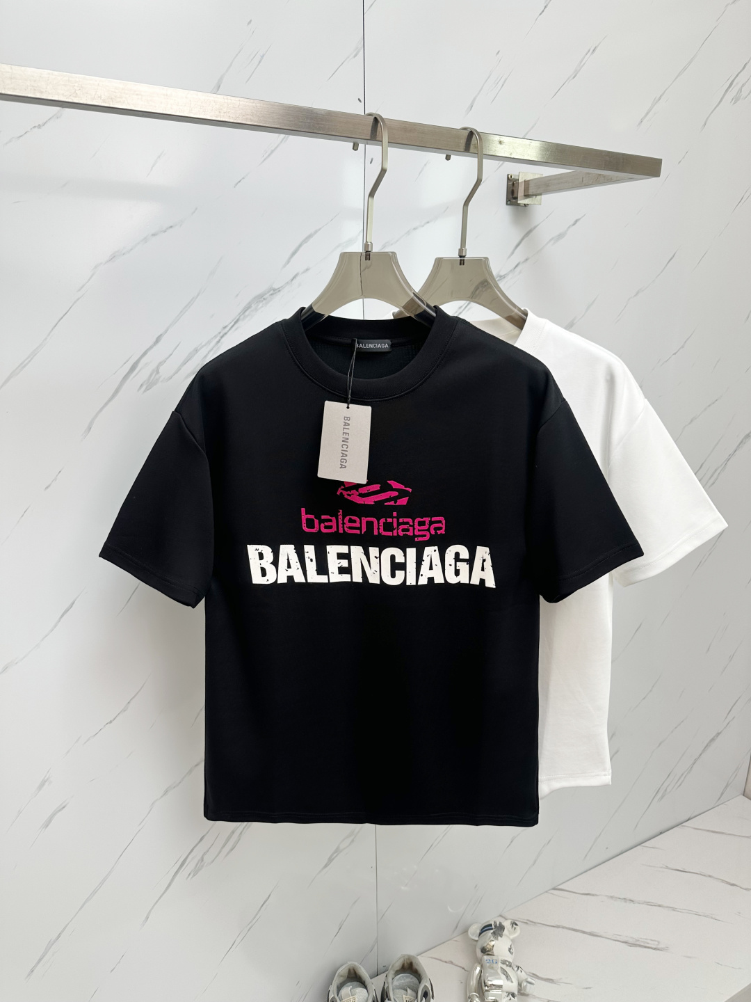 NO:146431,BA's new spring and summer new style first-time counter latest short-sleeved round-neck T-shirt, high-end customization, avant-garde and fashionable design!  Brand logo emphasizes craftsmanship design, high-end customized fabric, soft feel, comfortable to wear, exquisite counter-level car lines, fine workmanship, and invincible and handsome upper body effect!  A must-have item for handsome men!  Color black white Number S-3XL, T-shirt,tees,t-shirt,alexander wang19860909BA 2025春夏新款首发专柜最新款短袖圆领T恤 高端订制 设计前卫时尚！品牌logo重工艺设计 高端定制面料.手感柔软.穿着舒适.专柜级别精致车线.做工精细.上身效果无敌帅气！型男必备单品！ 颜色黑色 白色 码数S—3XL,,T-shirt,tees，t-shirt,alexander wang,Men's clothing