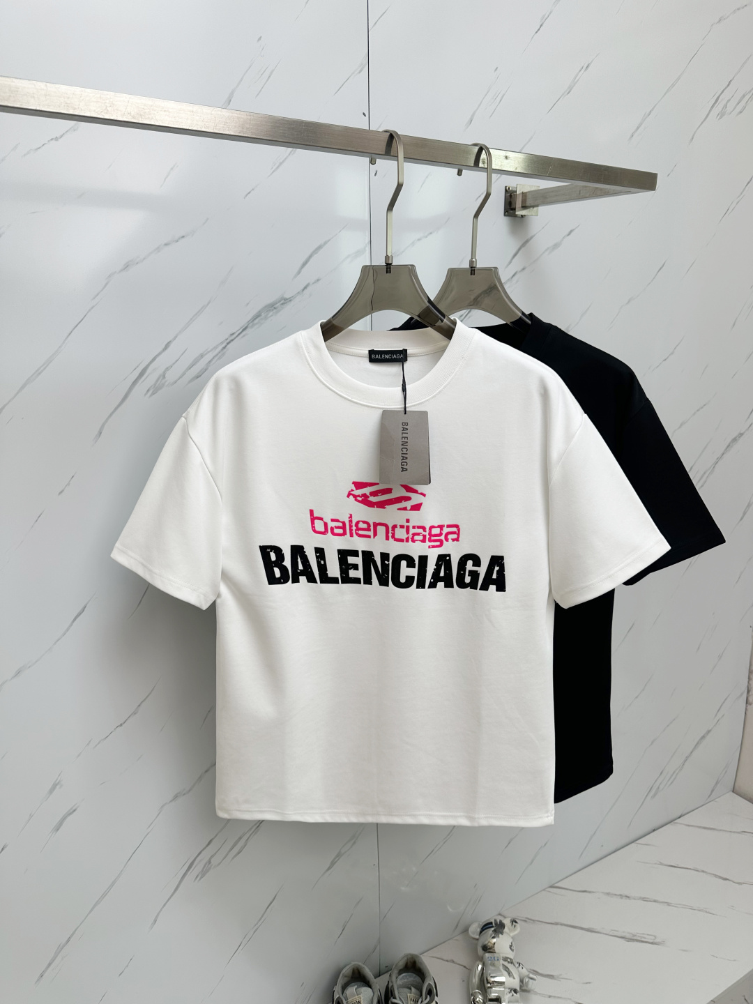 NO:450239,BA's new spring and summer new style first-time counter latest short-sleeved round-neck T-shirt, high-end customization, avant-garde and fashionable design!  Brand logo emphasizes craftsmanship design, high-end customized fabric, soft feel, comfortable to wear, exquisite counter-level car lines, fine workmanship, and invincible and handsome upper body effect!  A must-have item for handsome men!  Color black white Number S-3XL, T-shirt,tees,t-shirt,alexander wang19860909BA 2025春夏新款首发专柜最新款短袖圆领T恤 高端订制 设计前卫时尚！品牌logo重工艺设计 高端定制面料.手感柔软.穿着舒适.专柜级别精致车线.做工精细.上身效果无敌帅气！型男必备单品！ 颜色黑色 白色 码数S—3XL,,T-shirt,tees，t-shirt,alexander wang,Men's clothing