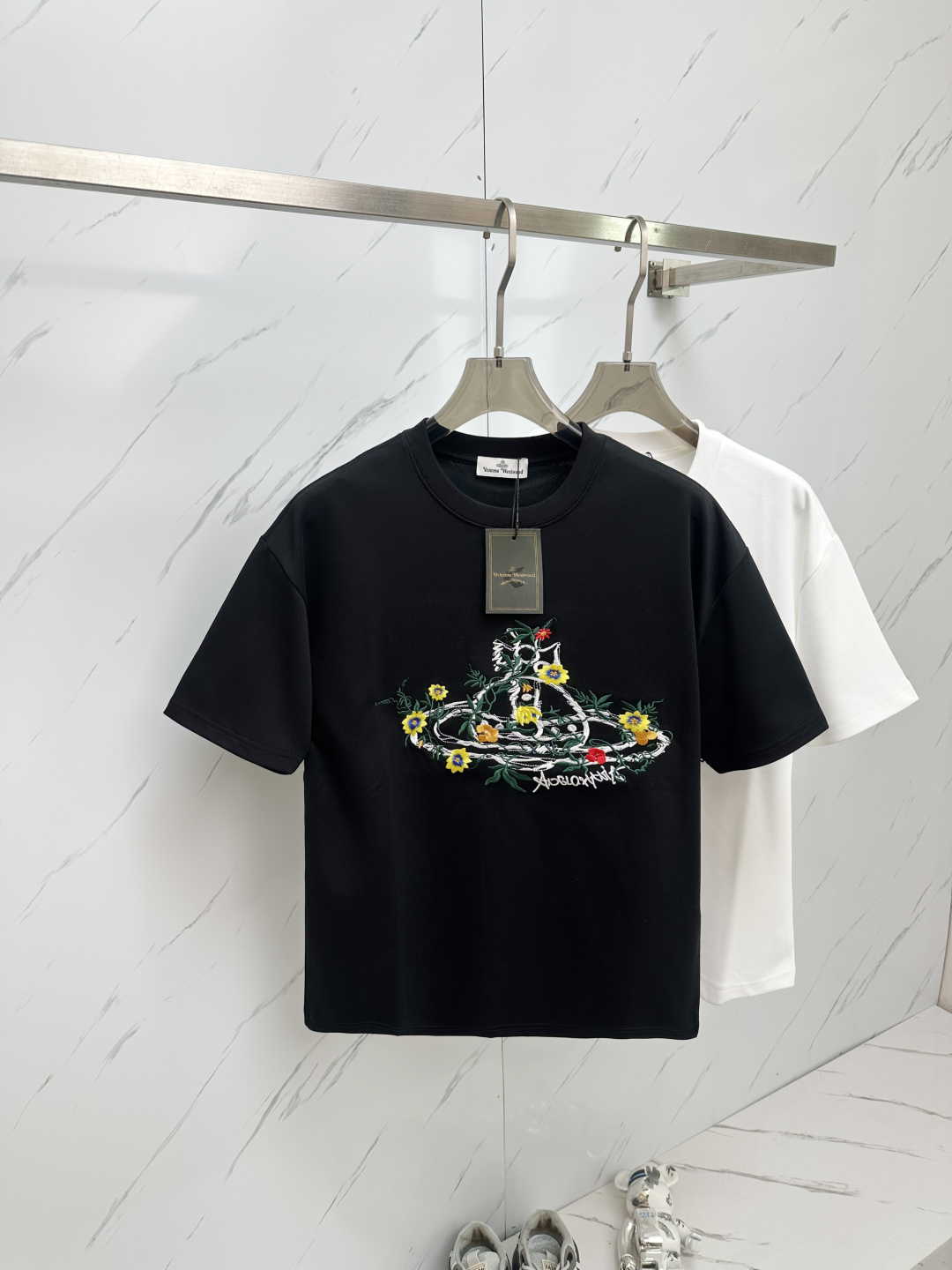 NO:146422,The latest short-sleeved round-neck T-shirt in the 2025 spring and summer new style first-time counter, high-end customization, avant-garde and fashionable design!  Brand logo emphasizes craftsmanship design, high-end customized fabric, soft feel, comfortable to wear, exquisite counter-level car lines, fine workmanship, and invincible and handsome upper body effect!  A must-have item for handsome men!  Color black white Number S-3XL, T-shirt,tees,t-shirt,alexander wang198609092025春夏新款首发专柜最新款短袖圆领T恤 高端订制 设计前卫时尚！品牌logo重工艺设计 高端定制面料.手感柔软.穿着舒适.专柜级别精致车线.做工精细.上身效果无敌帅气！型男必备单品！ 颜色黑色 白色 码数S—3XL,,T-shirt,tees，t-shirt,alexander wang,Men's clothing