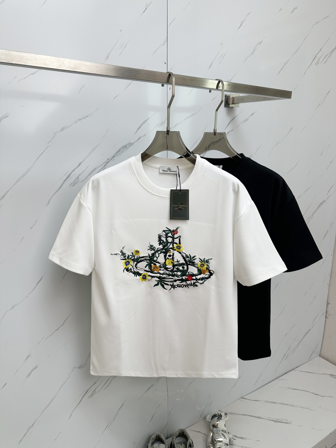 NO:450242,The latest short-sleeved round-neck T-shirt in the 2025 spring and summer new style first-time counter, high-end customization, avant-garde and fashionable design!  Brand logo emphasizes craftsmanship design, high-end customized fabric, soft feel, comfortable to wear, exquisite counter-level car lines, fine workmanship, and invincible and handsome upper body effect!  A must-have item for handsome men!  Color black white Number S-3XL, T-shirt,tees,t-shirt,alexander wang198609092025春夏新款首发专柜最新款短袖圆领T恤 高端订制 设计前卫时尚！品牌logo重工艺设计 高端定制面料.手感柔软.穿着舒适.专柜级别精致车线.做工精细.上身效果无敌帅气！型男必备单品！ 颜色黑色 白色 码数S—3XL,,T-shirt,tees，t-shirt,alexander wang,Men's clothing