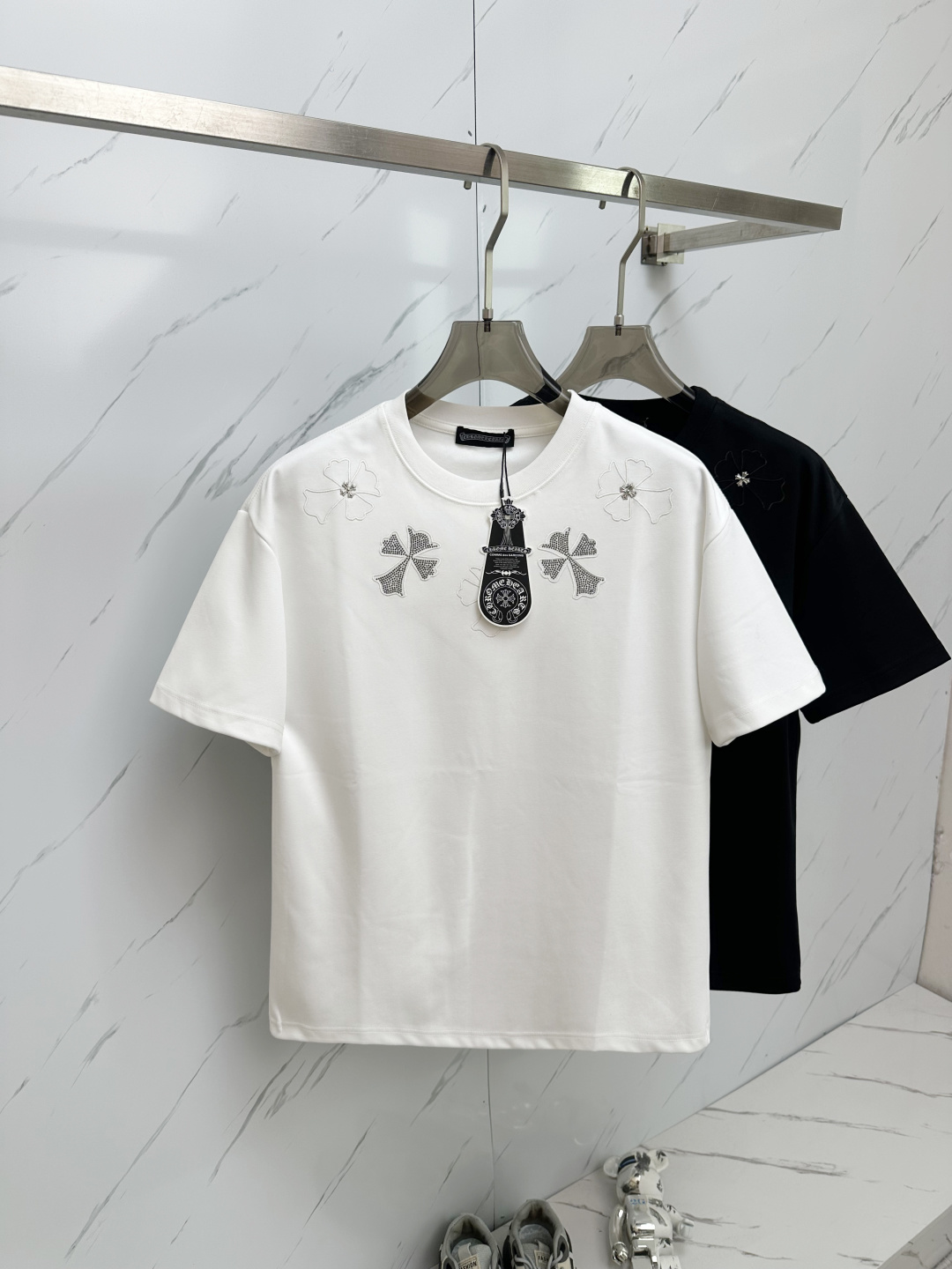 NO:146416,Croxin 2025 spring and summer new first-time counter latest short-sleeved round-neck T-shirt, high-end customization, avant-garde and fashionable design!  Brand logo emphasizes craftsmanship design, high-end customized fabric, soft feel, comfortable to wear, exquisite counter-level car lines, fine workmanship, and invincible and handsome upper body effect!  A must-have item for handsome men!  Color black white Number S-3XL, chrome hearts, T-shirt,tees, t-shirt,alexander wang19860909克罗心 2025春夏新款首发专柜最新款短袖圆领T恤 高端订制 设计前卫时尚！品牌logo重工艺设计 高端定制面料.手感柔软.穿着舒适.专柜级别精致车线.做工精细.上身效果无敌帅气！型男必备单品！ 颜色黑色 白色 码数S—3XL,,chrome hearts,T-shirt,tees，t-shirt,alexander wang,Men's clothing